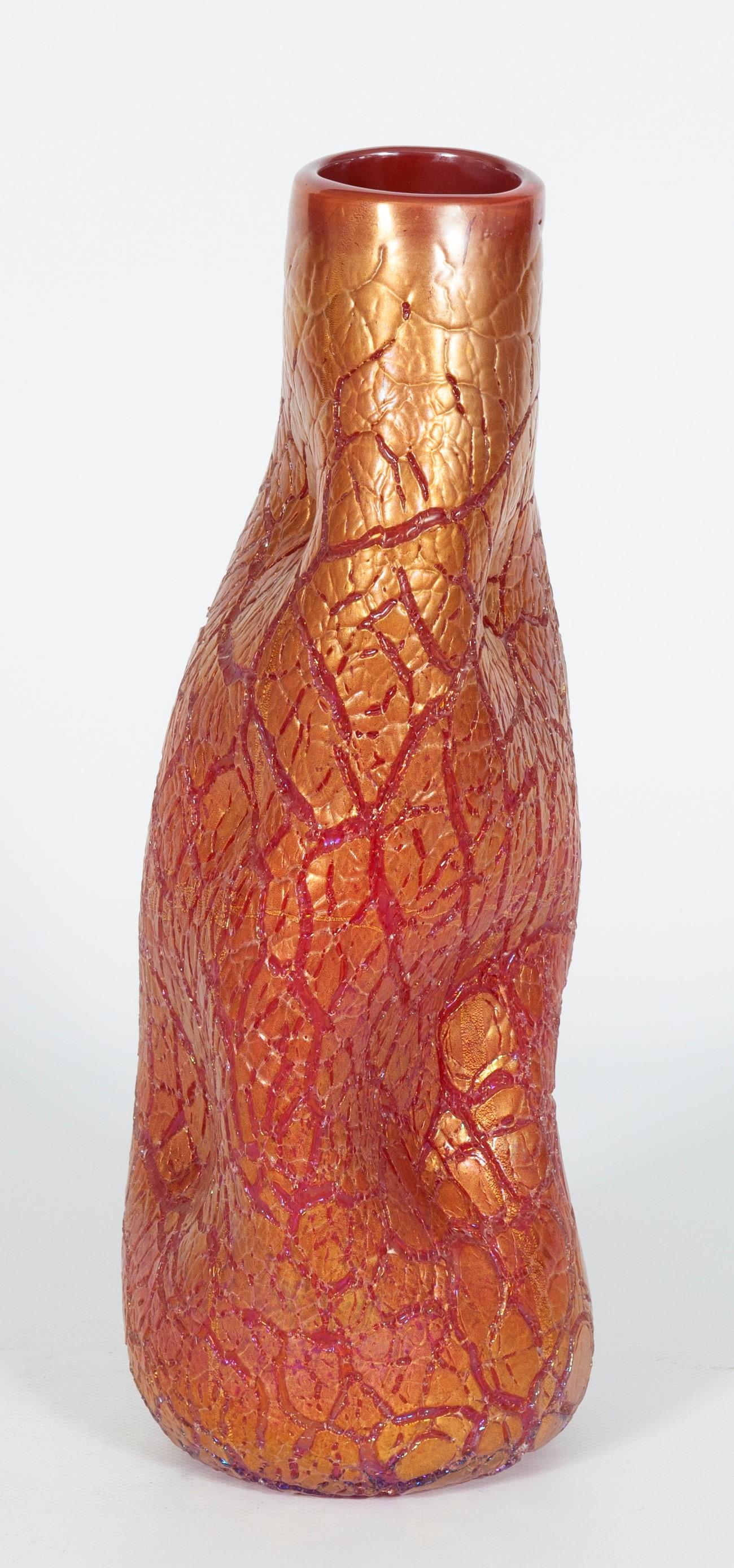 Iced Vase in coral color with a gold nuances in blown Murano Glass 1990s Italy
This is a timeless design vase in Murano glass, this beauty is entirely handcrafted in blown Murano glass, and its manufacture is dated 1990s.
The beautiful iced effect