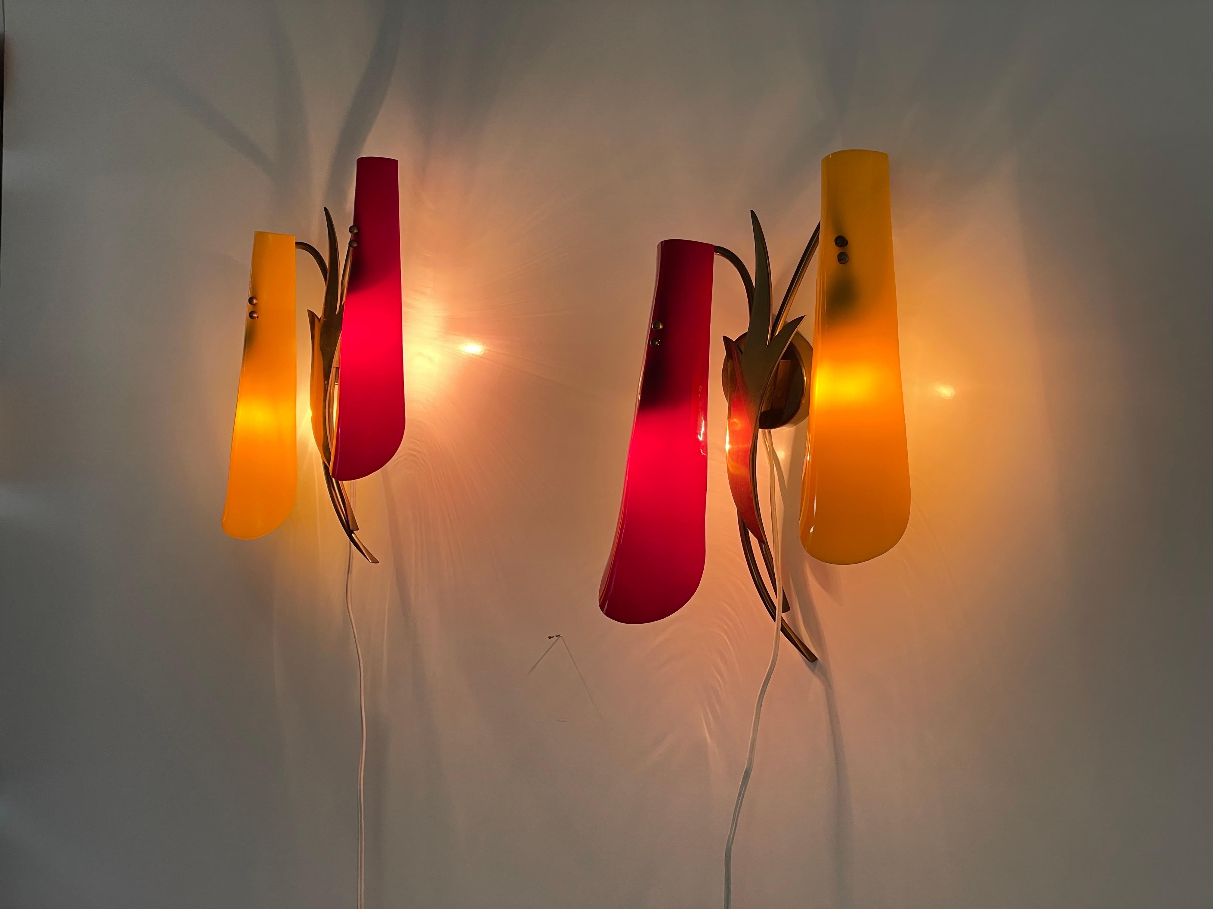 Coppia di lampade in ottone e paralume in plexiglass rosso e giallo, anni '50, Italia in vendita 3