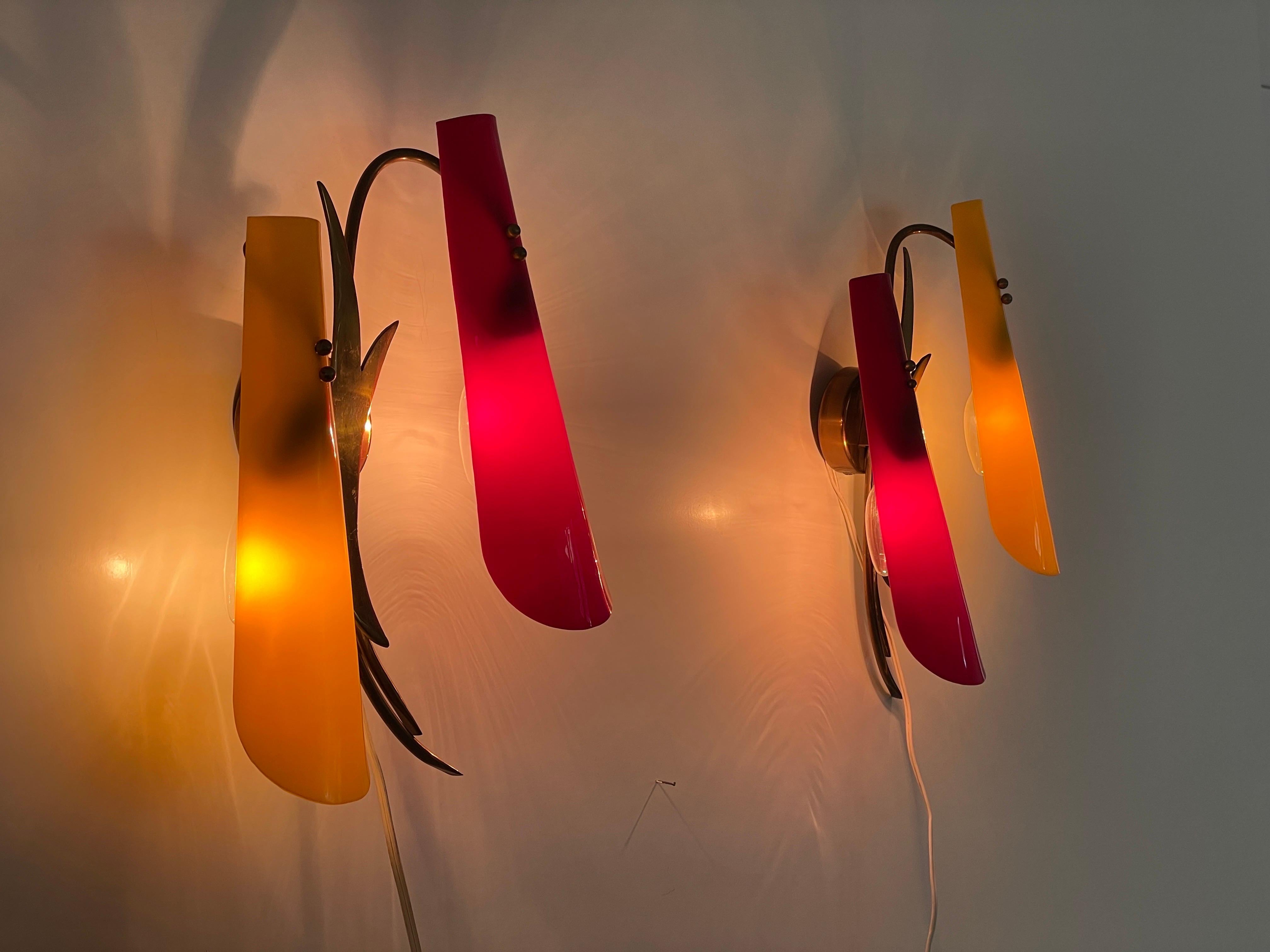 Coppia di lampade in ottone e paralume in plexiglass rosso e giallo, anni '50, Italia in vendita 4