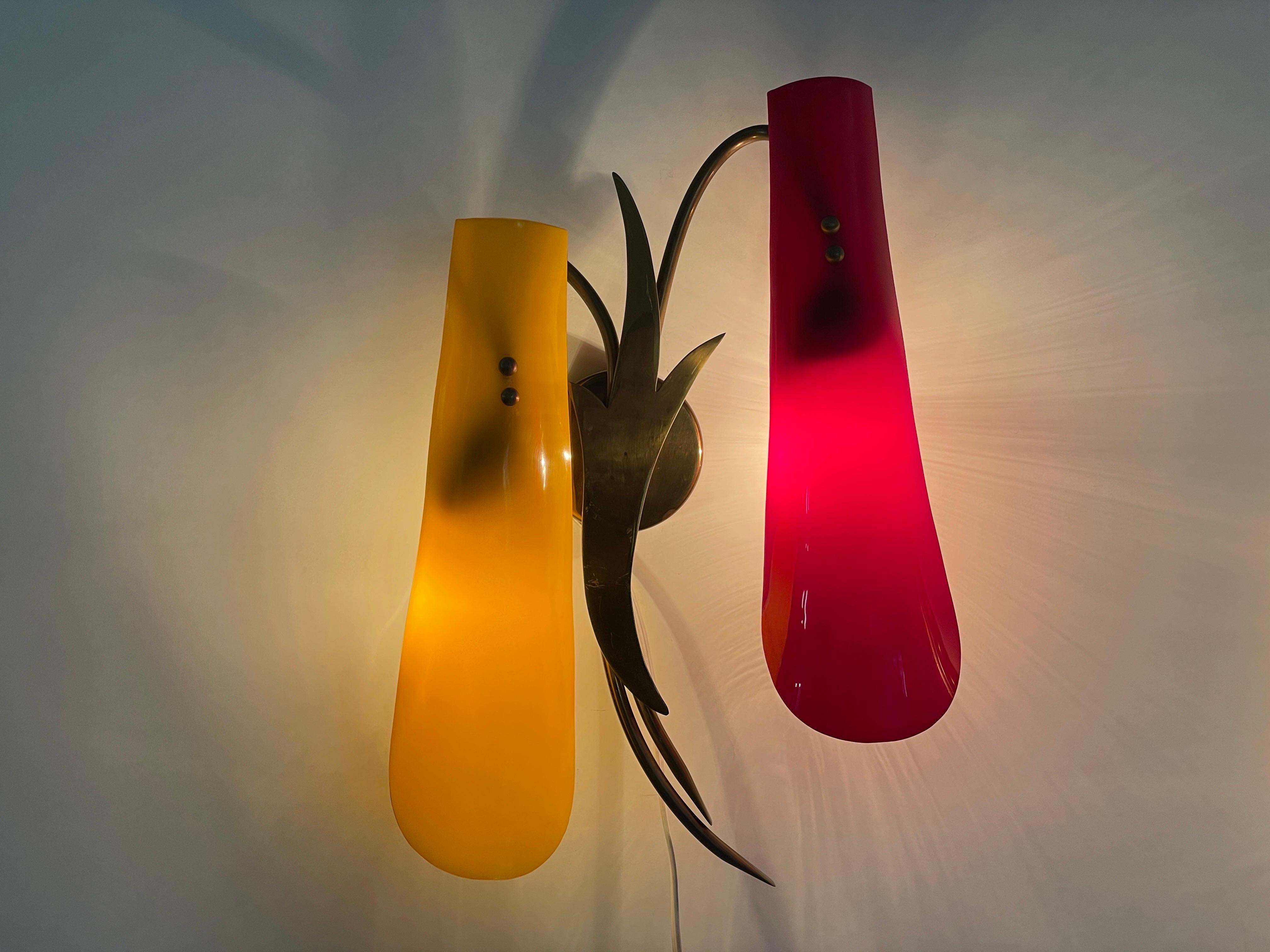 Coppia di lampade in ottone e paralume in plexiglass rosso e giallo, anni '50, Italia in vendita 5