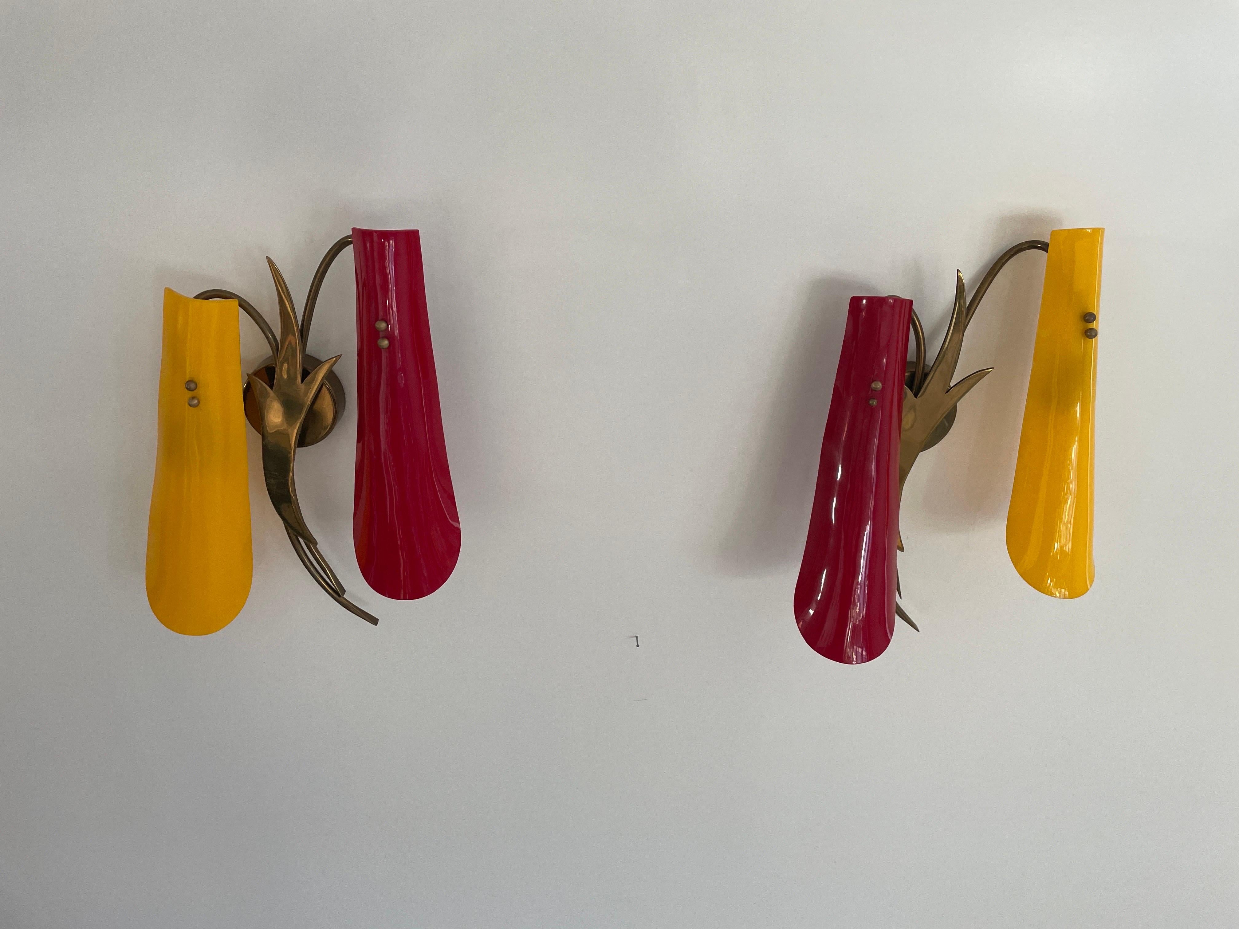 Coppia di lampade in ottone con paralume in plexiglass rosso e giallo, anni '50, Italia

Le lampade sono in ottime condizioni vintage. 
Progettato e realizzato in Italia.
Pezzi in plexiglass e ottone.

Questa lampada funziona con  Lampadine E14.
