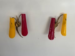 Paire d'appliques en plexiglas rouge et jaune et laiton, années 1950, Italie