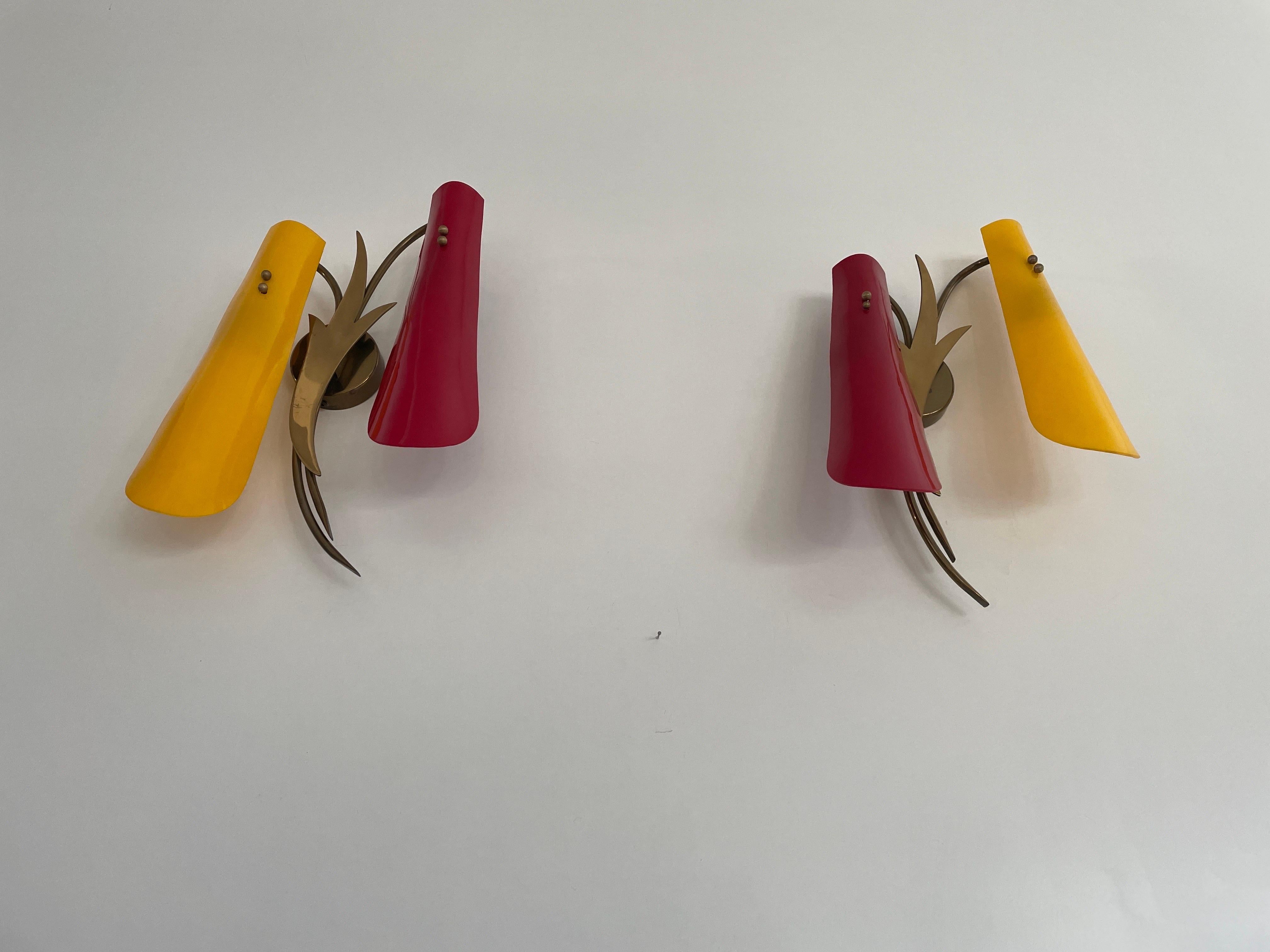 Mid-Century moderno Coppia di lampade in ottone e paralume in plexiglass rosso e giallo, anni '50, Italia in vendita