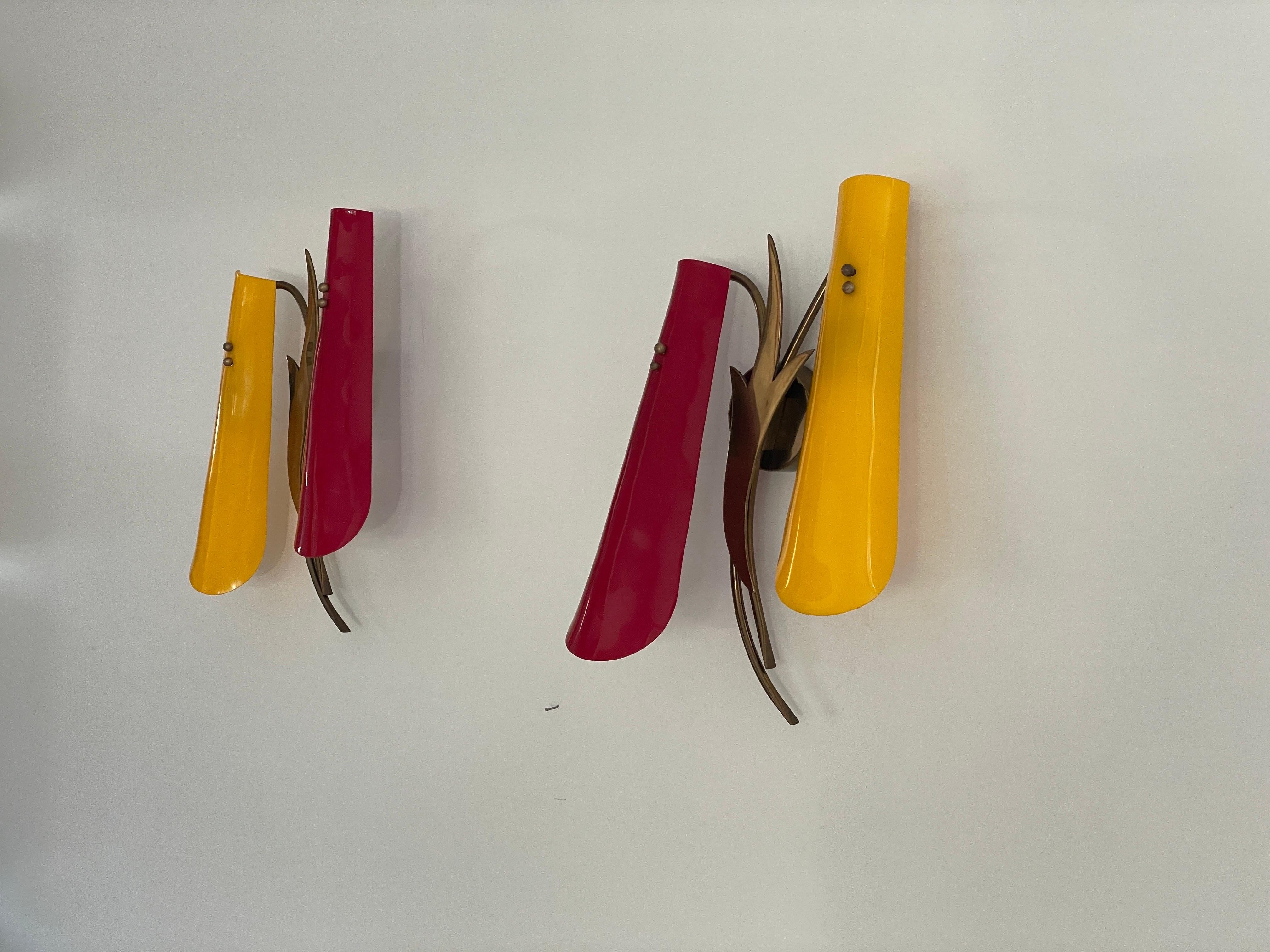 Italiano Coppia di lampade in ottone e paralume in plexiglass rosso e giallo, anni '50, Italia in vendita