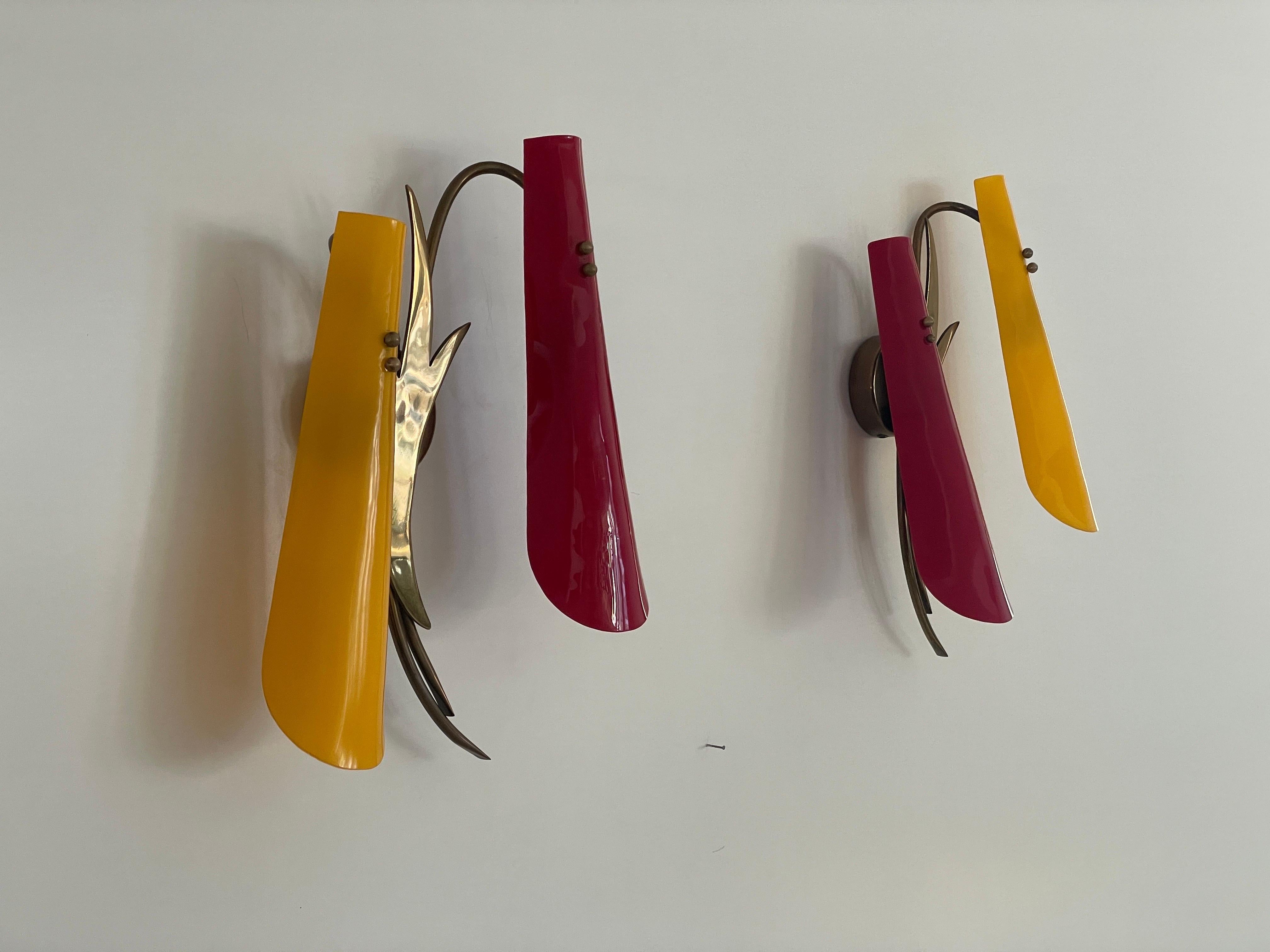 Laccato Coppia di lampade in ottone e paralume in plexiglass rosso e giallo, anni '50, Italia in vendita