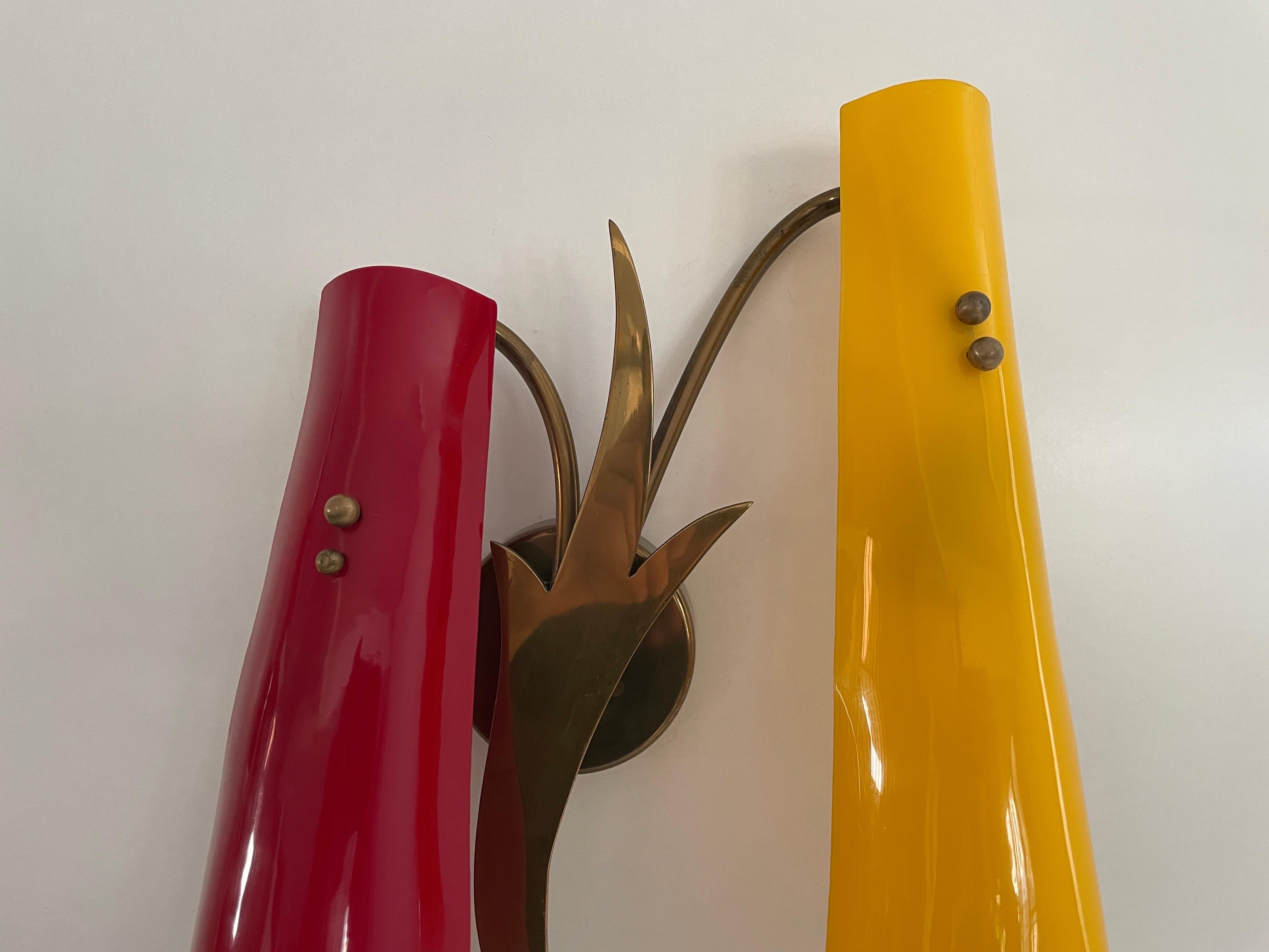 Coppia di lampade in ottone e paralume in plexiglass rosso e giallo, anni '50, Italia In condizioni ottime in vendita a Hagenbach, DE