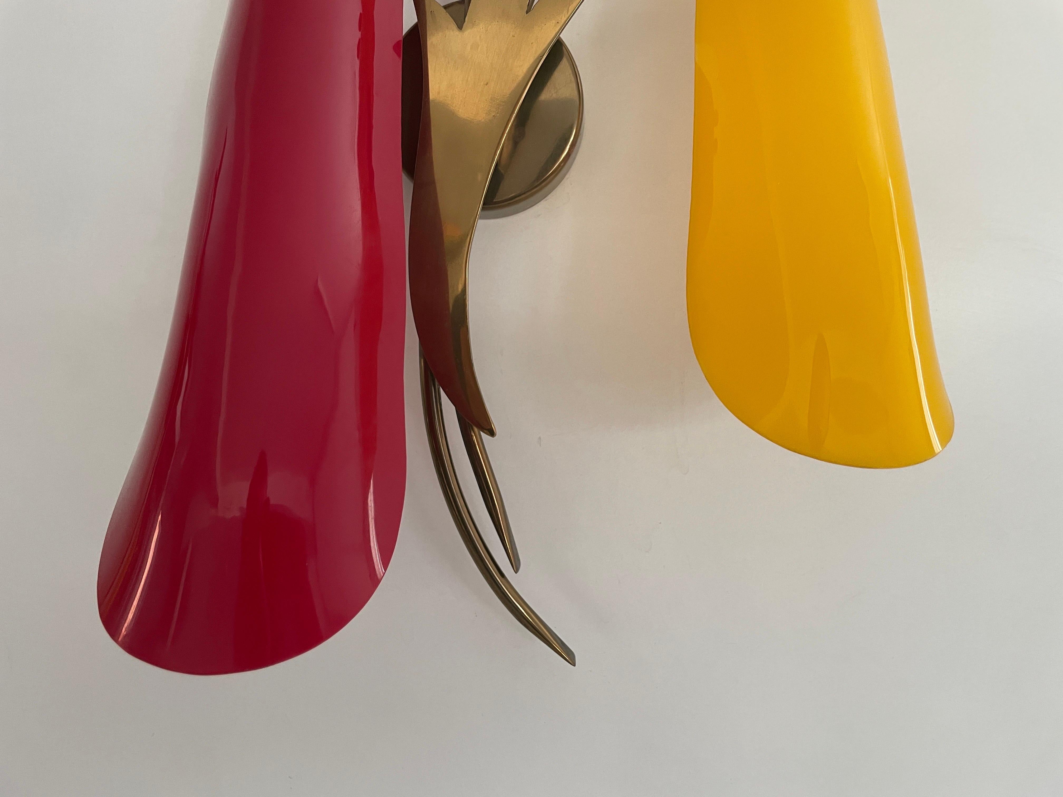 Metà XX secolo Coppia di lampade in ottone e paralume in plexiglass rosso e giallo, anni '50, Italia in vendita