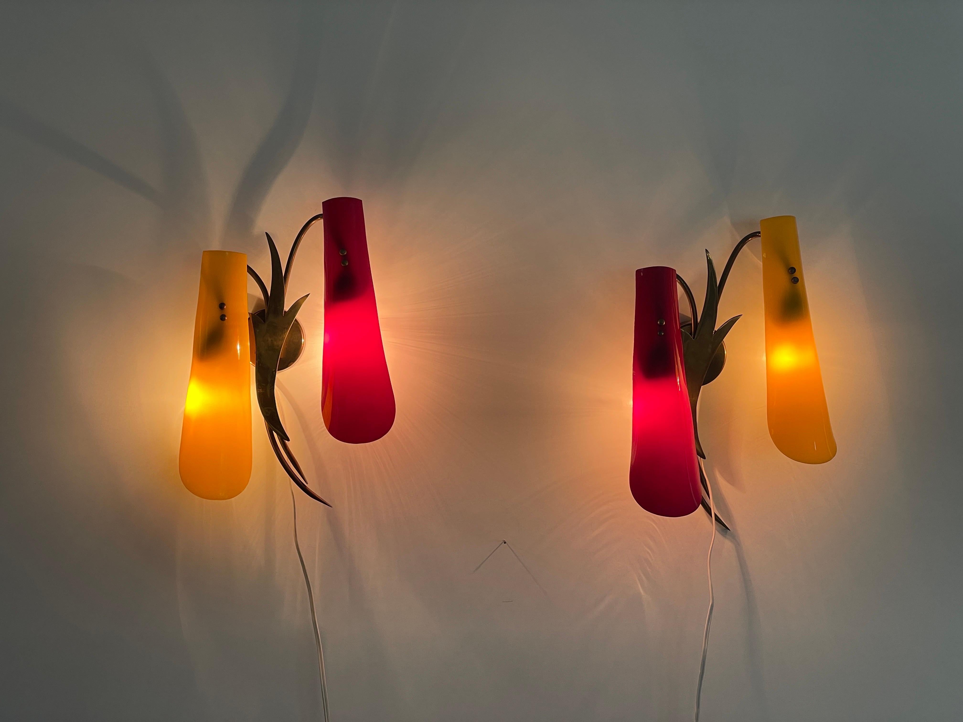 Ottone Coppia di lampade in ottone e paralume in plexiglass rosso e giallo, anni '50, Italia in vendita