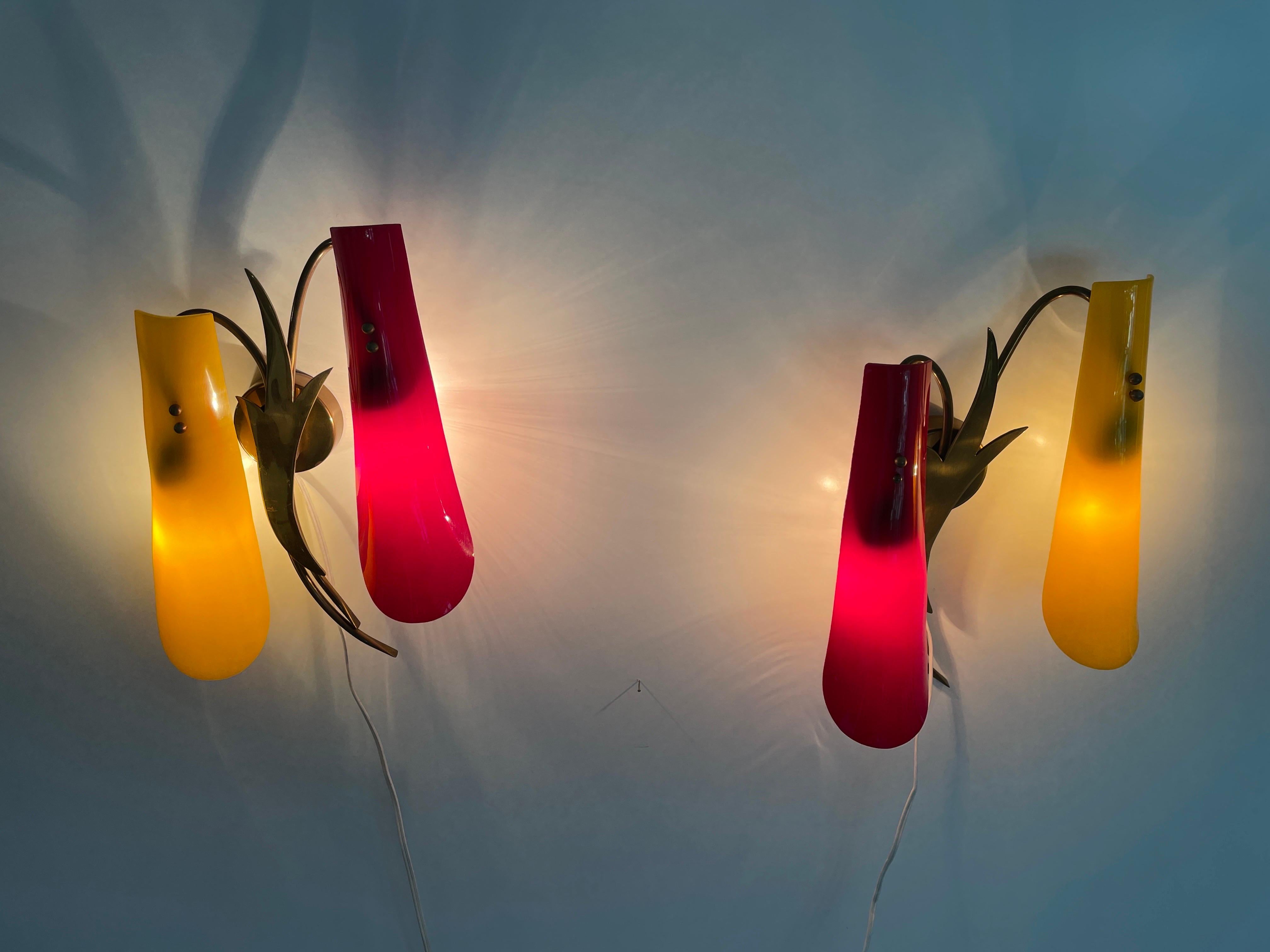 Coppia di lampade in ottone e paralume in plexiglass rosso e giallo, anni '50, Italia in vendita 1