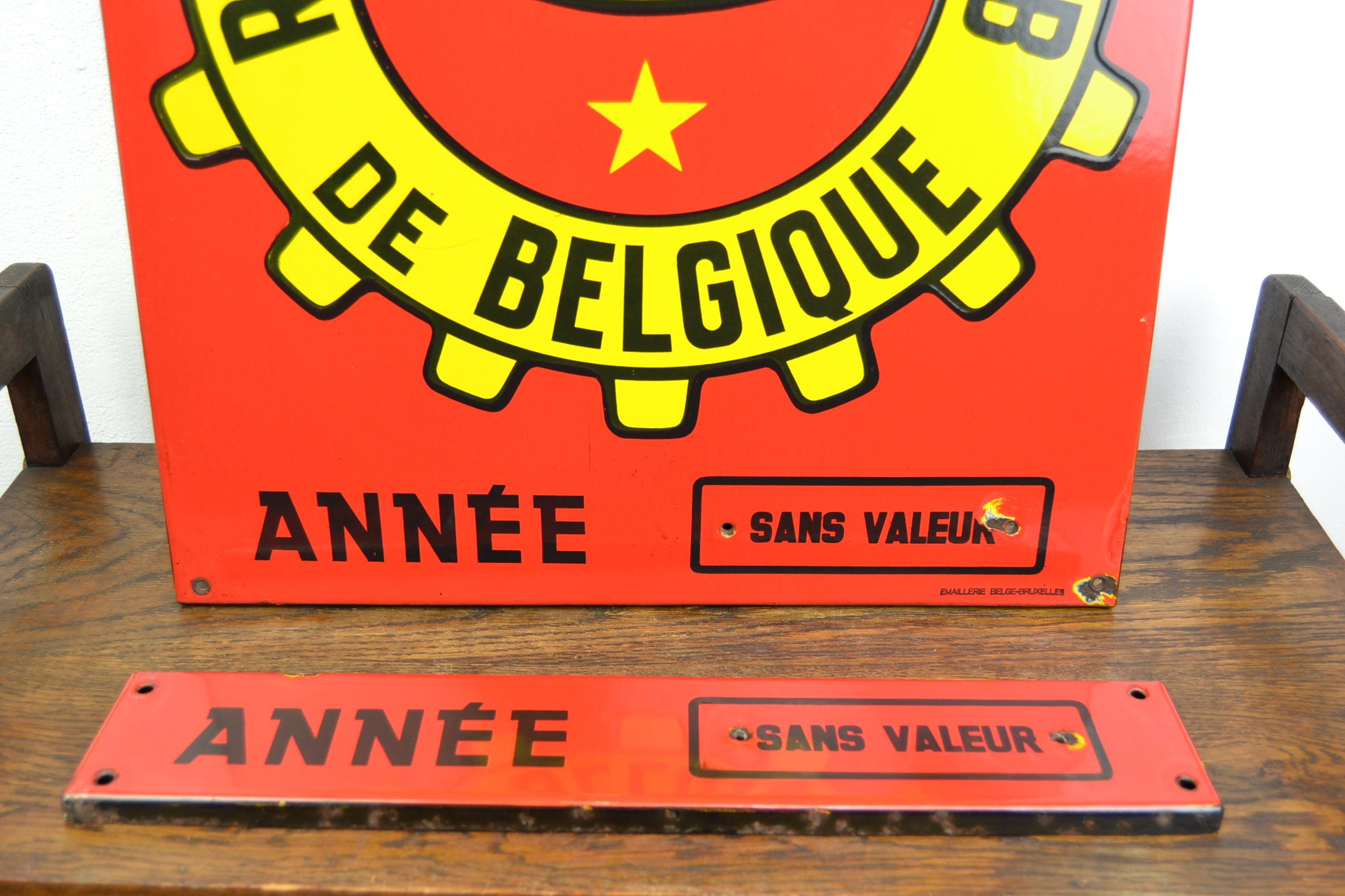 Schild des Königlichen Automobilclubs aus rotem und gelbem Porzellan:: Belgien:: Mitte des 20 2