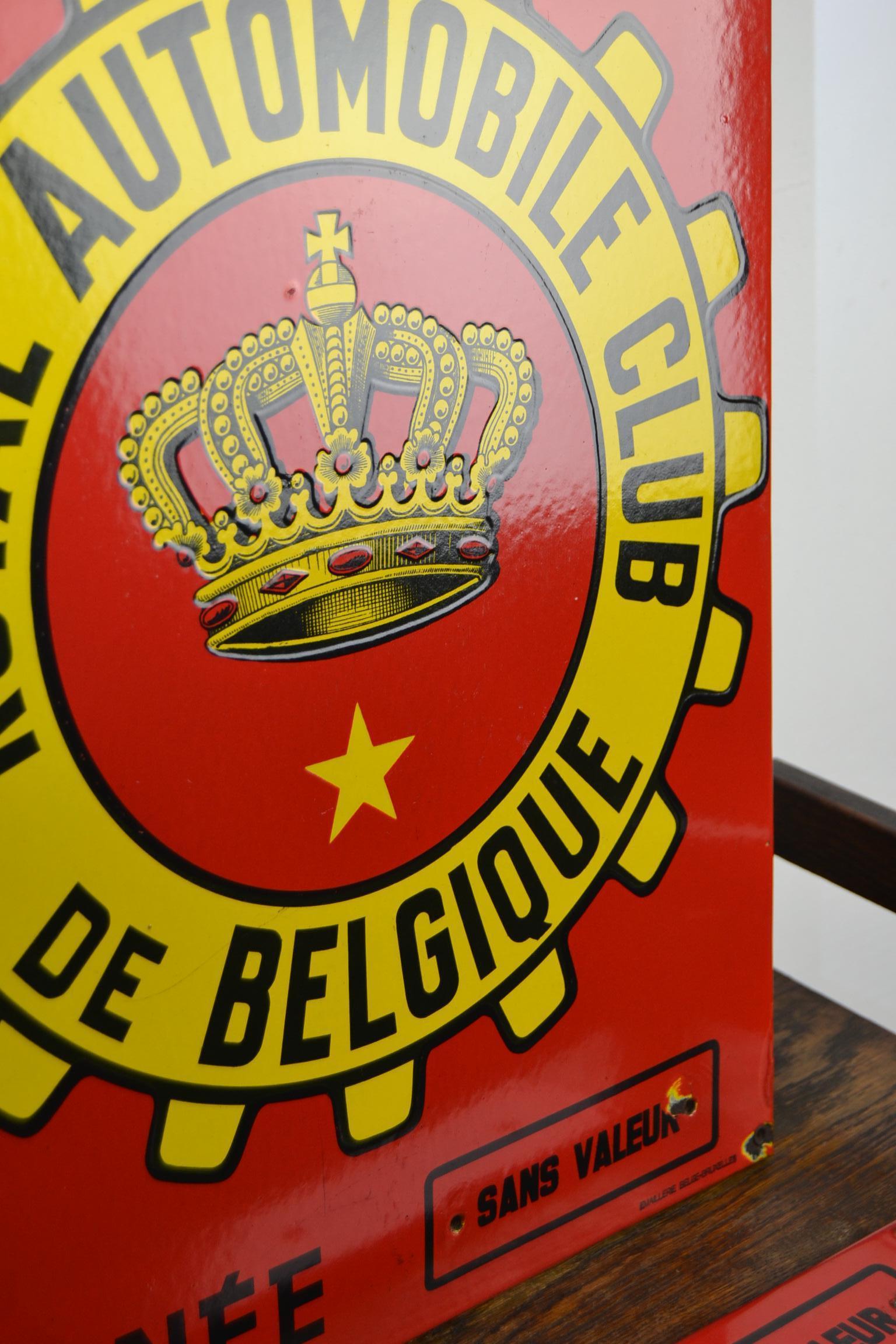 Schild des Königlichen Automobilclubs aus rotem und gelbem Porzellan:: Belgien:: Mitte des 20 5