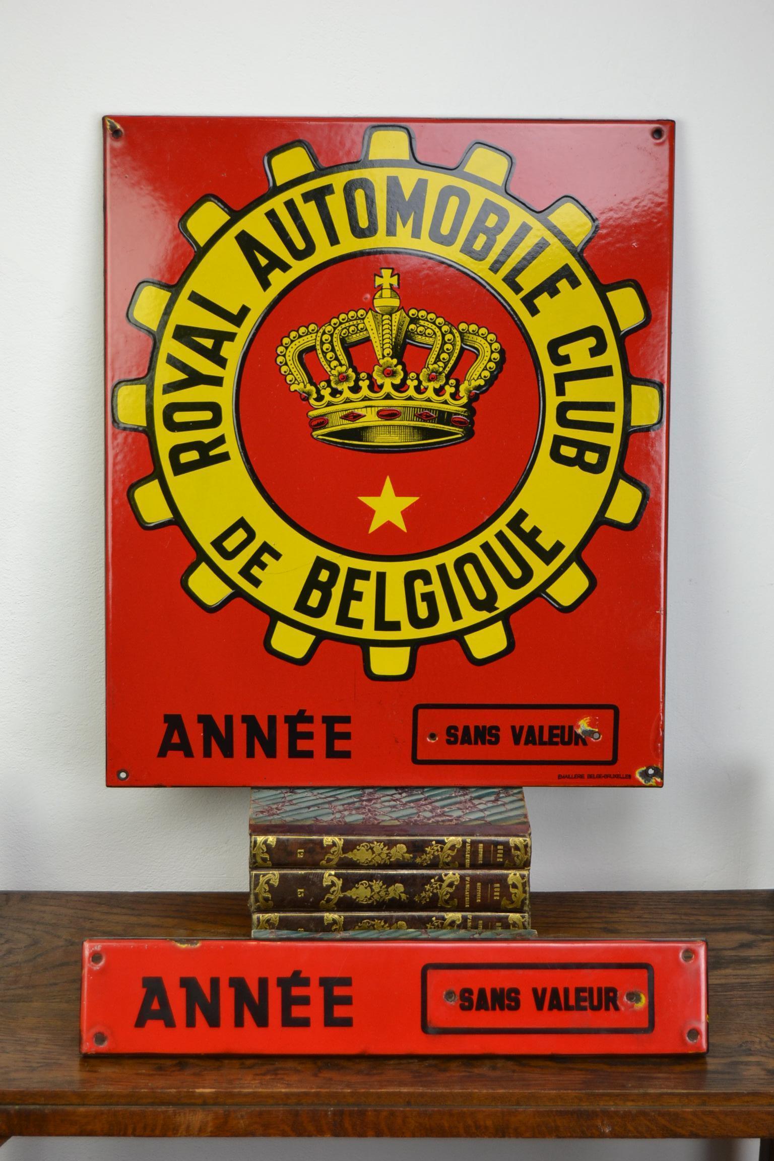 Porzellanschild des Royal Automobile Club. 
Dieses Emailleschild aus der Mitte des 20. Jahrhunderts wurde für den Königlichen Belgischen Automobilclub hergestellt. 
Es hat die leuchtenden Farben Rot und Gelb und die Königskrone in der Mitte.