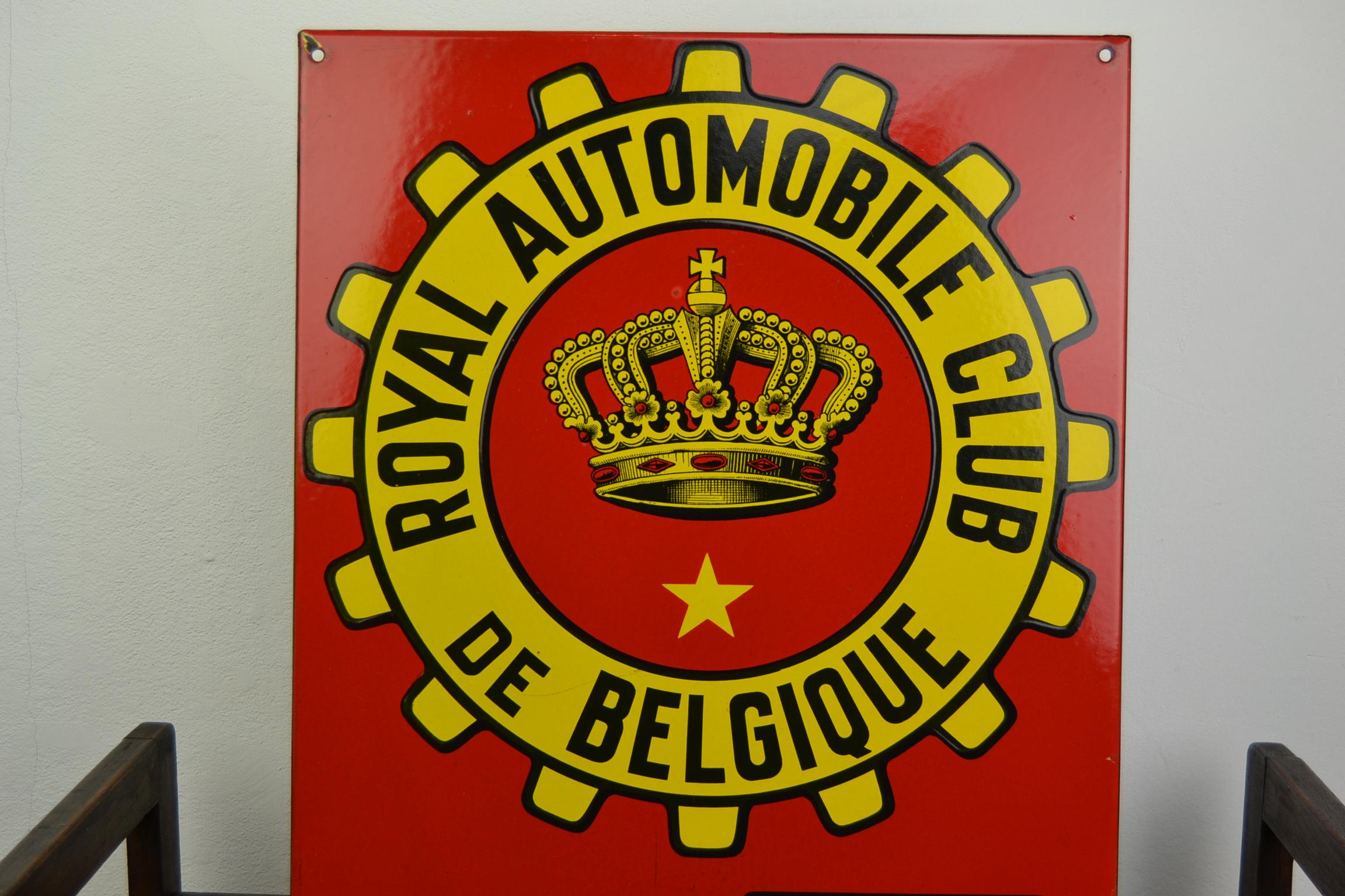 Schild des Königlichen Automobilclubs aus rotem und gelbem Porzellan:: Belgien:: Mitte des 20 (Moderne)