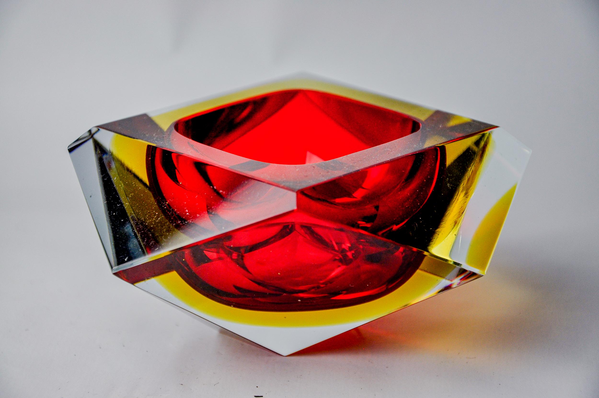Superb and rare red and yellow faceted sommerso ashtray designated and manufactured for murano seguso in the 1970s. Artisanal work of faceted glass according to the 