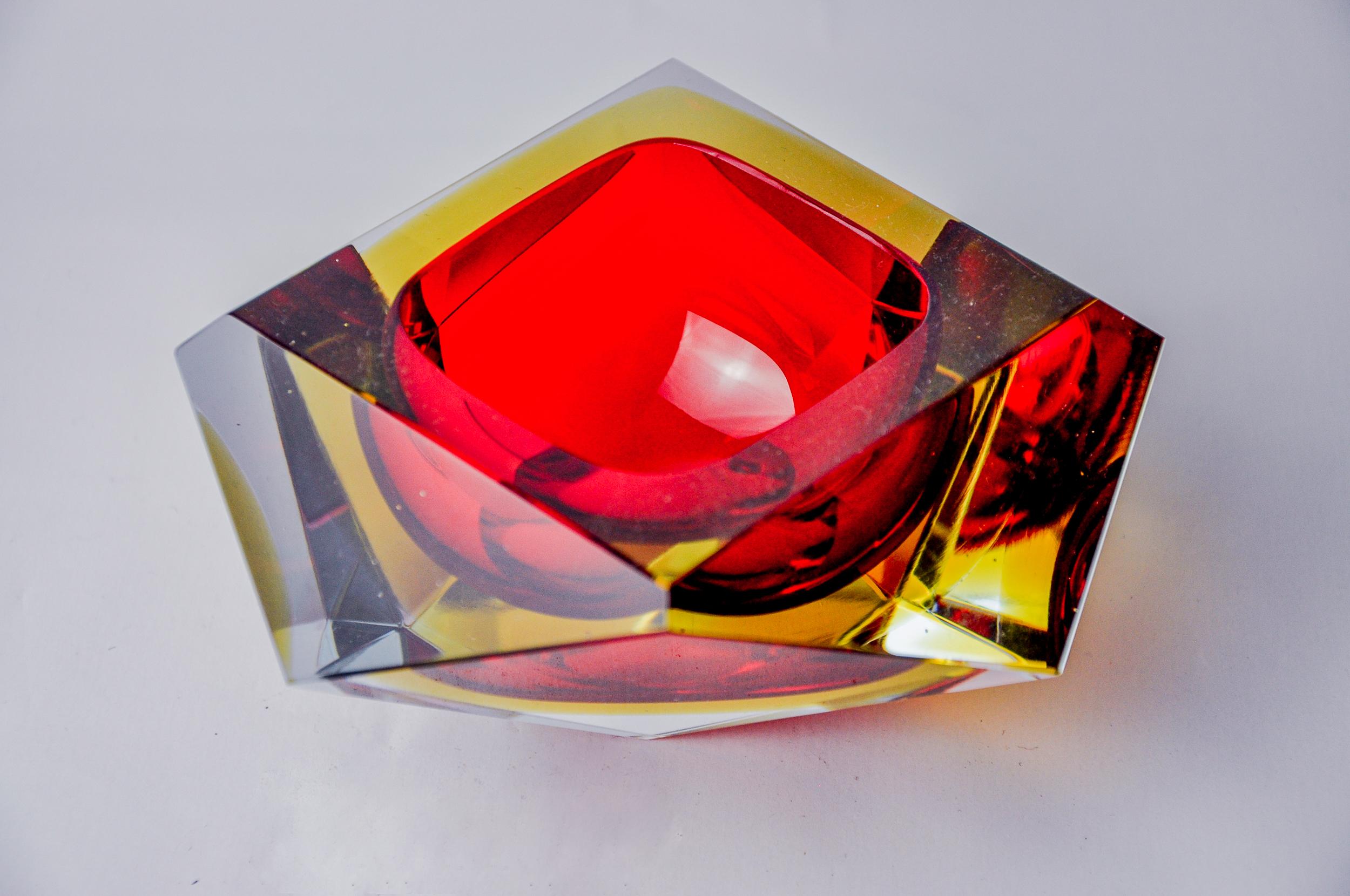 Red and yellow Sommerso ashtray by seguso, faceted glass, murano, italy, 1970 In Good Condition For Sale In BARCELONA, ES