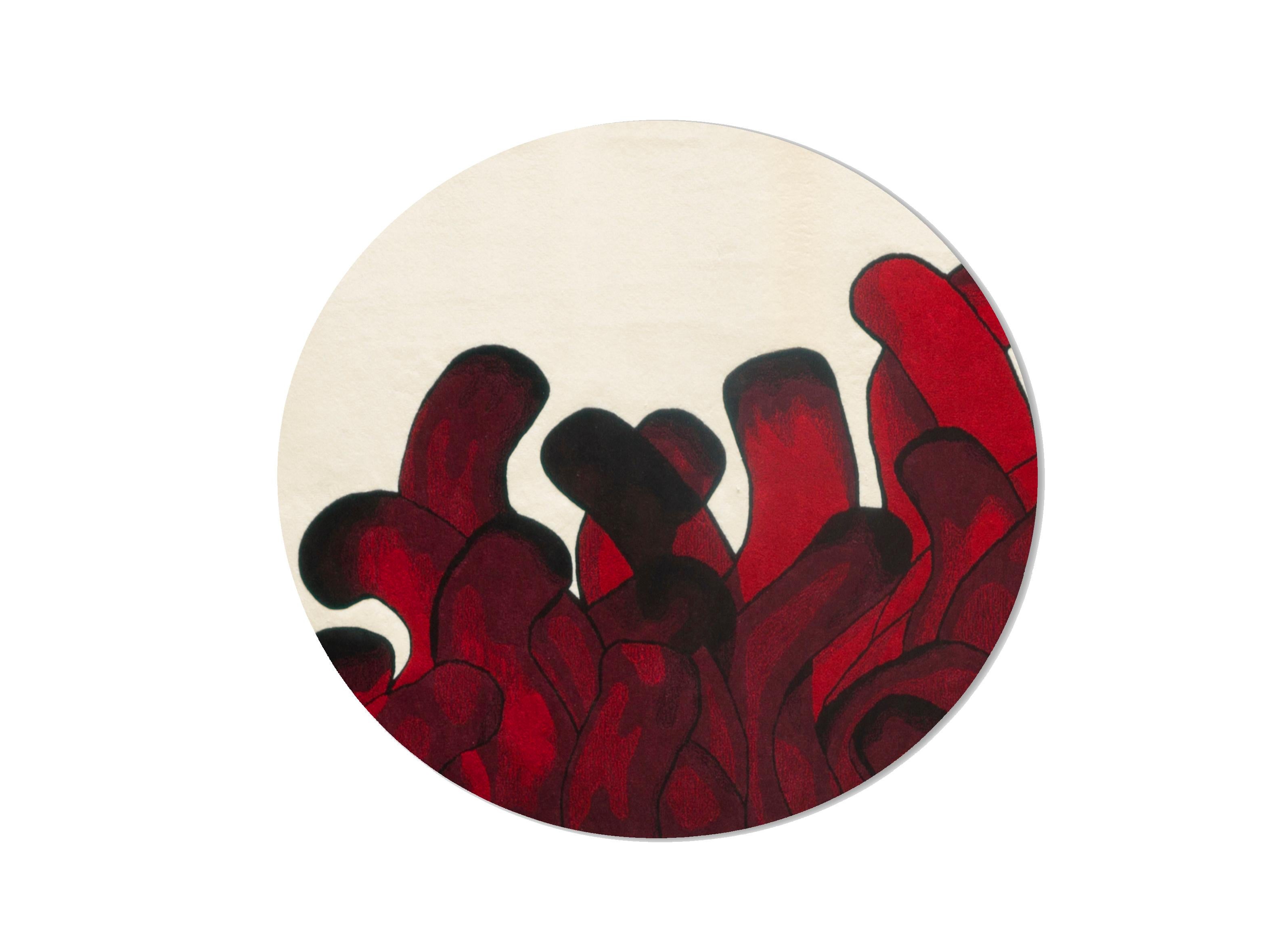 Tapis Anémone rouge François Dumas
Anemone est un tapis inspiré d'une peinture dans laquelle les coups de pinceau imitent les mouvements des anémones de mer. Le tapis est fabriqué à la main par des artisans au Portugal qui tuftent et coupent la