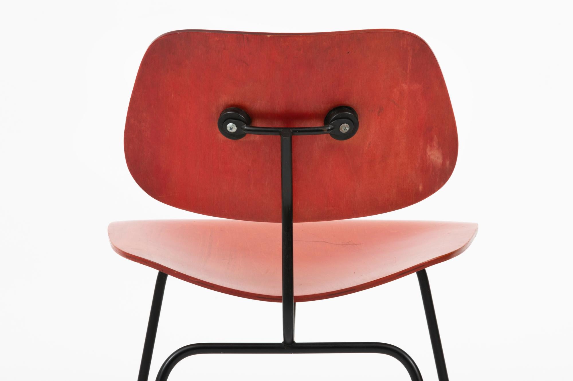 Red Aniline Plywood Charles & Ray Eames LCM Lounge Chair Chair In Good Condition In Brooklyn, NY