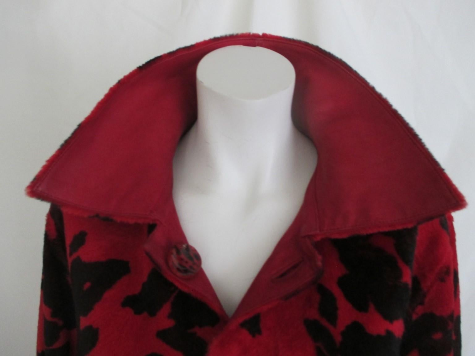 Reversible vintage red/black printed Leather lamb skin coat 

We offer more exclusive leather and fur items, view our front store

Details:
Reversible, one side printed suede lamb skin and one side leather skin 
2 pockets at 2 sides, 3 buttons at 2