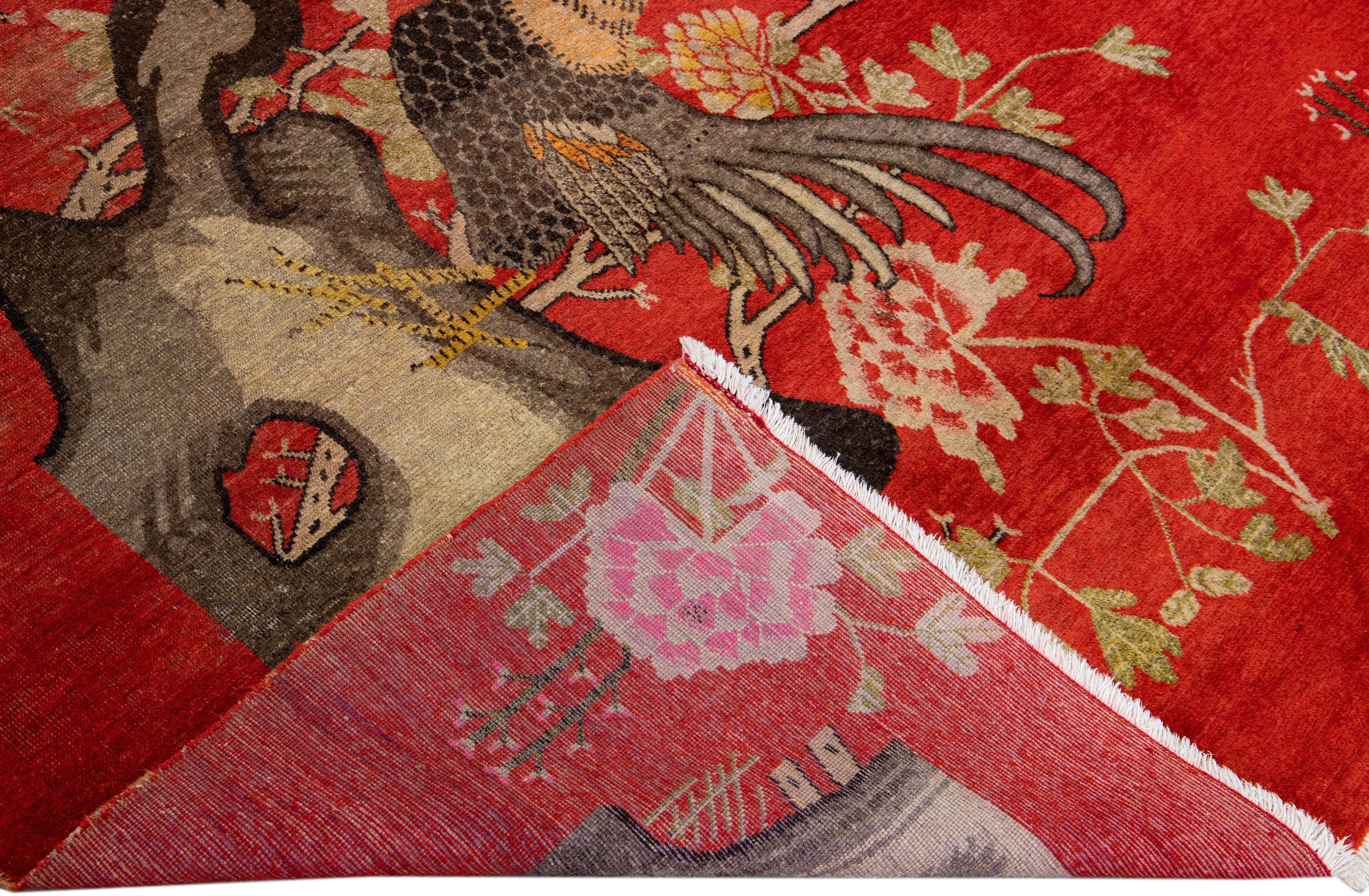 Schöner antiker handgeknüpfter Wollteppich aus Samarkand mit rotem Feld. Dieses Stück hat mehrfarbige Akzente auf dem gesamten Bildmotiv.

Dieser Teppich misst: 5'11