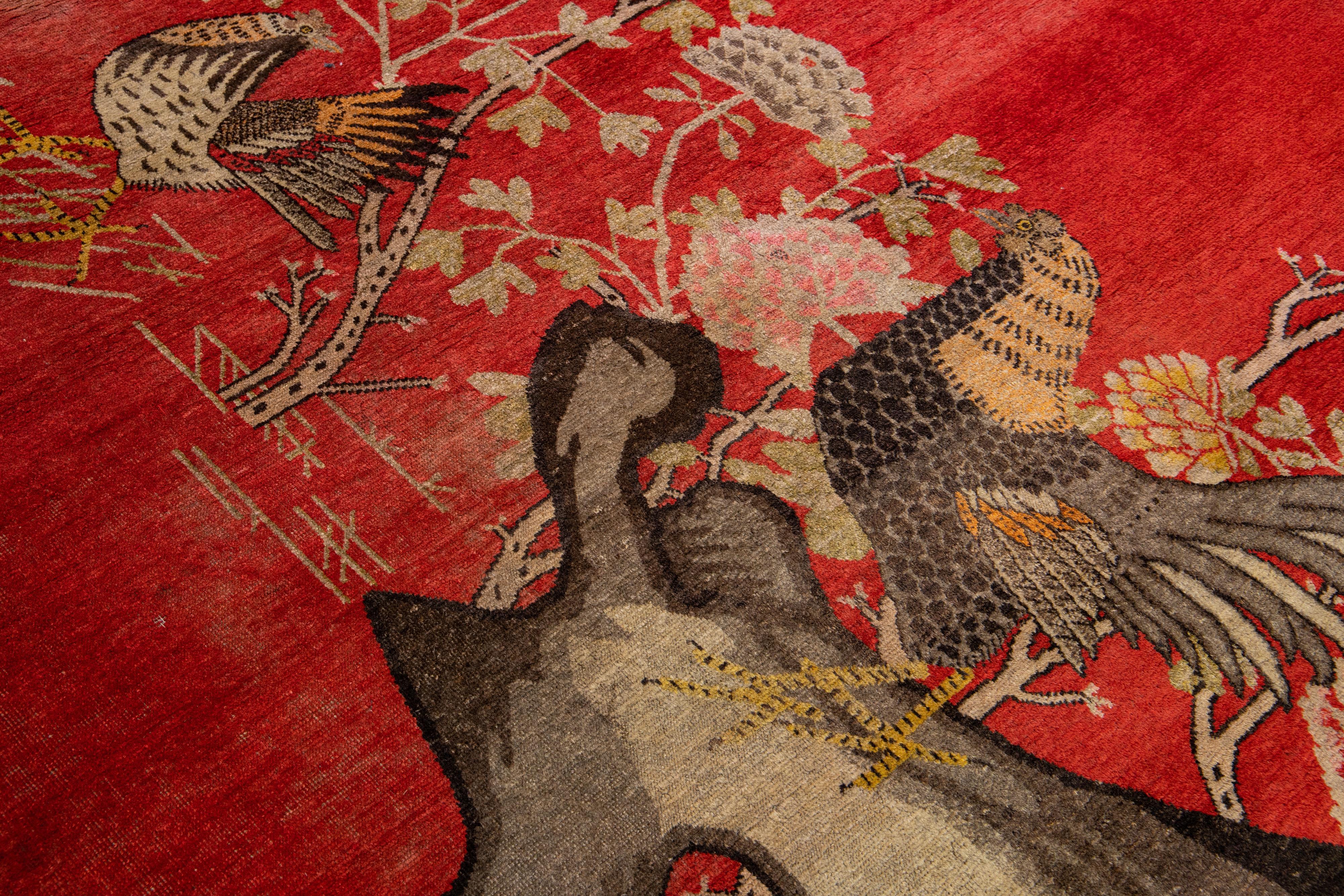 Roter antiker Samarkand-Wollteppich mit Bildmotiv aus dem 20. Jahrhundert im Zustand „Hervorragend“ im Angebot in Norwalk, CT