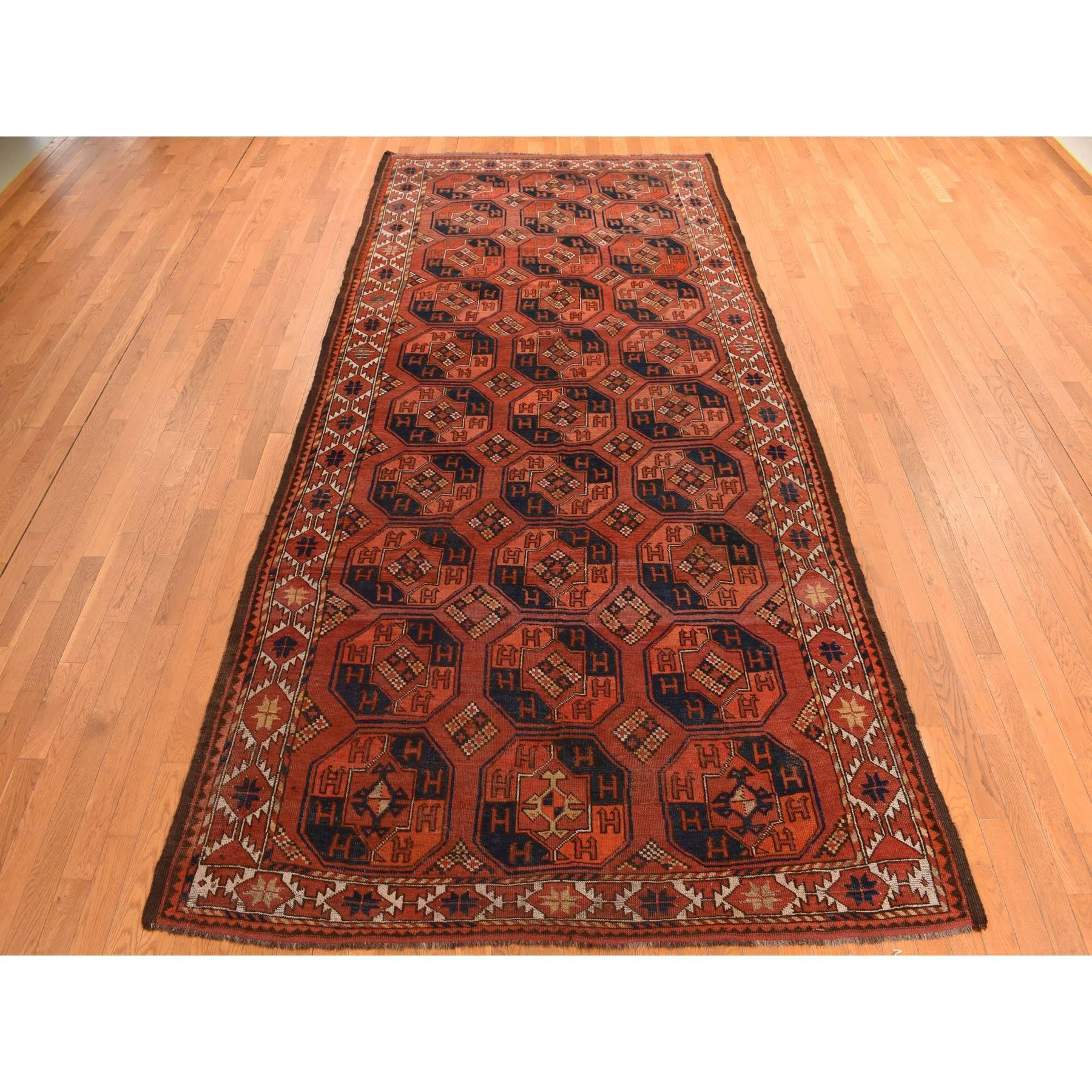 Ce fabuleux tapis noué à la main a été créé et conçu pour une résistance et une durabilité accrues. Ce tapis a été fabriqué à la main pendant des semaines selon la méthode traditionnelle qui est utilisée pour faire des
Taille exacte du tapis en