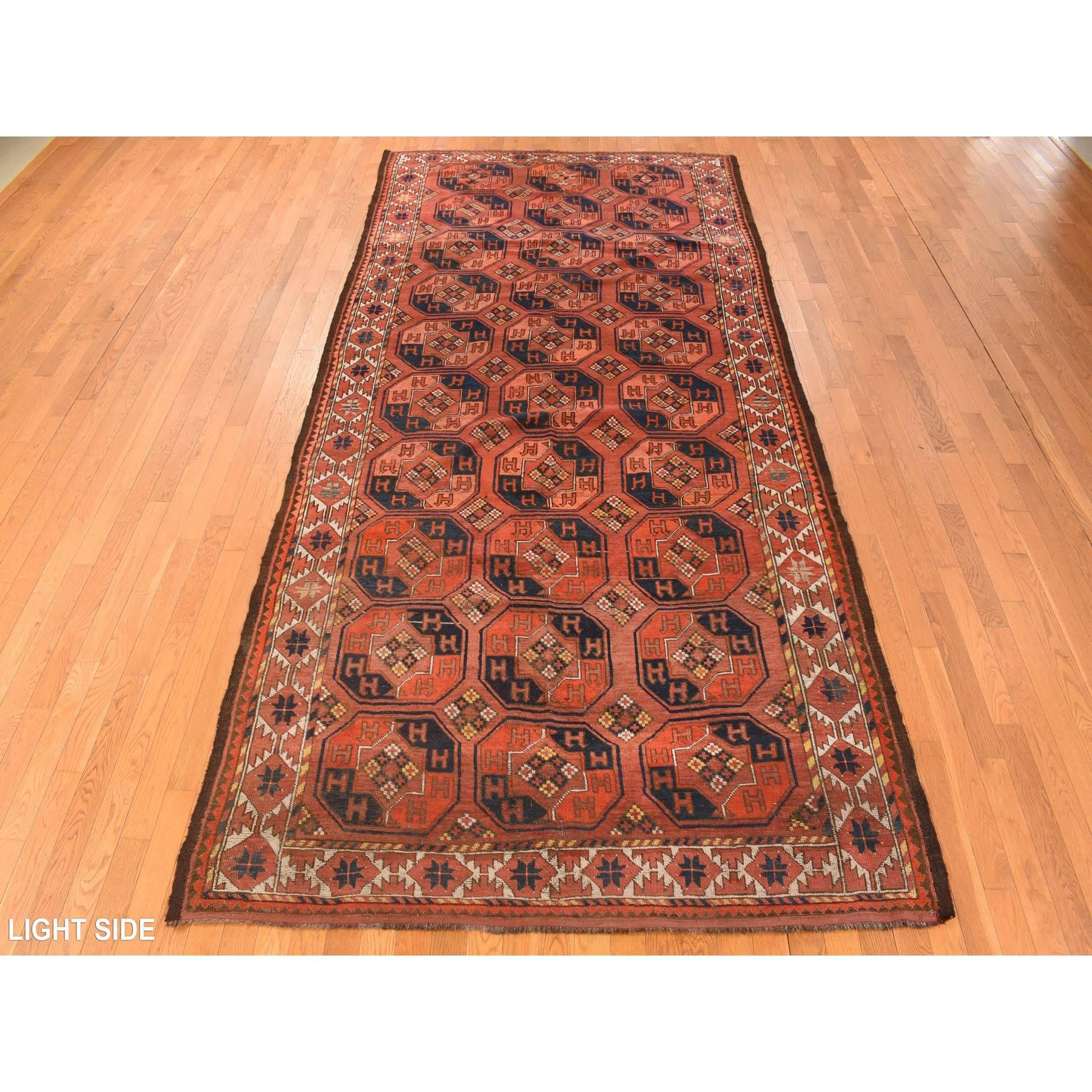 Médiéval Tapis rouge ancien afghan Ersari à pieds d'éléphants noué à la main en vente