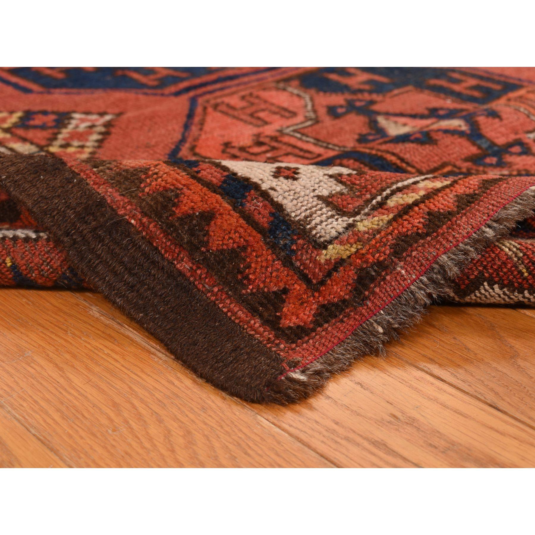 Noué à la main Tapis rouge ancien afghan Ersari à pieds d'éléphants noué à la main en vente