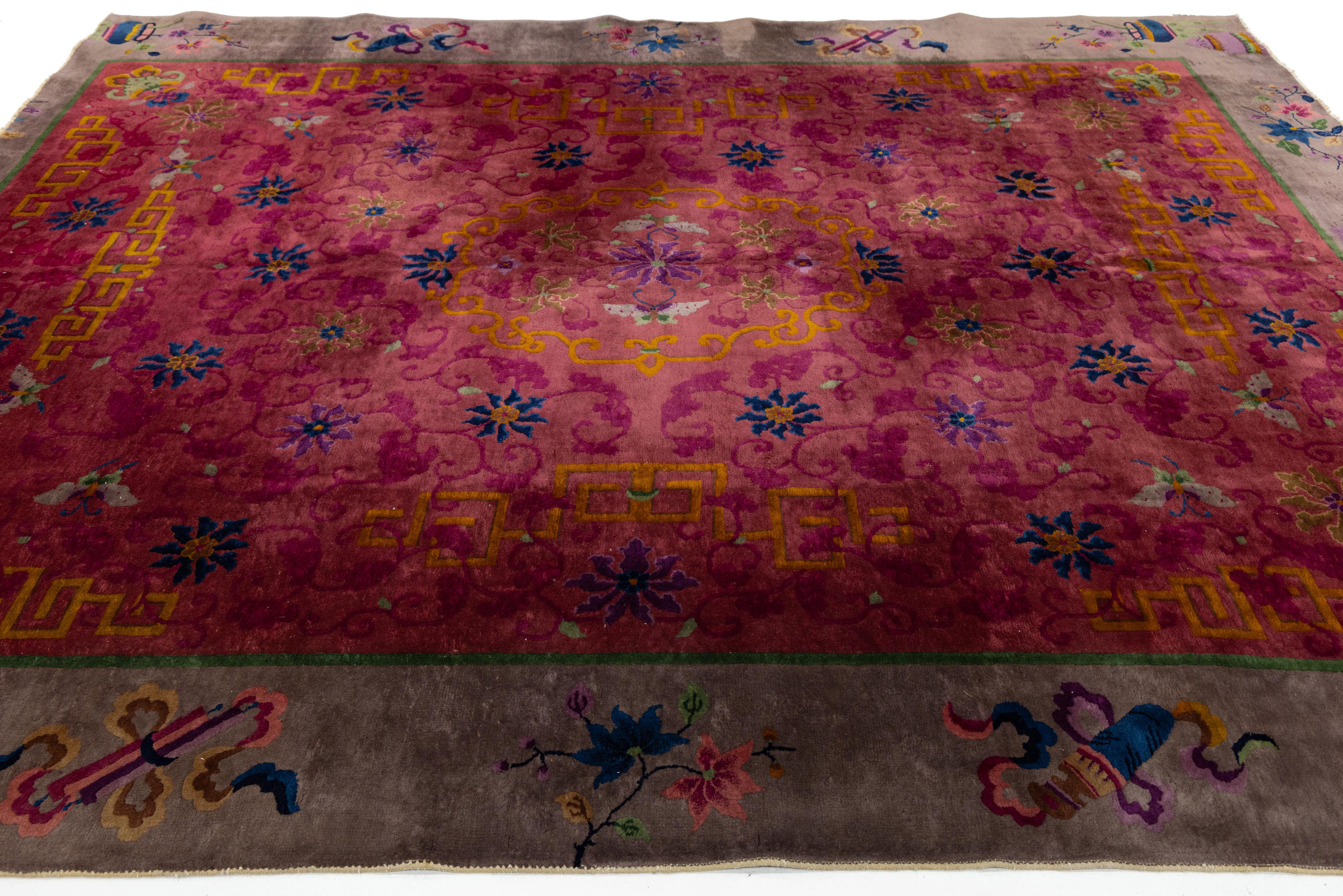 Tapis rouge ancien Art Déco chinois en laine à fleurs fabriqué à la main en vente 2