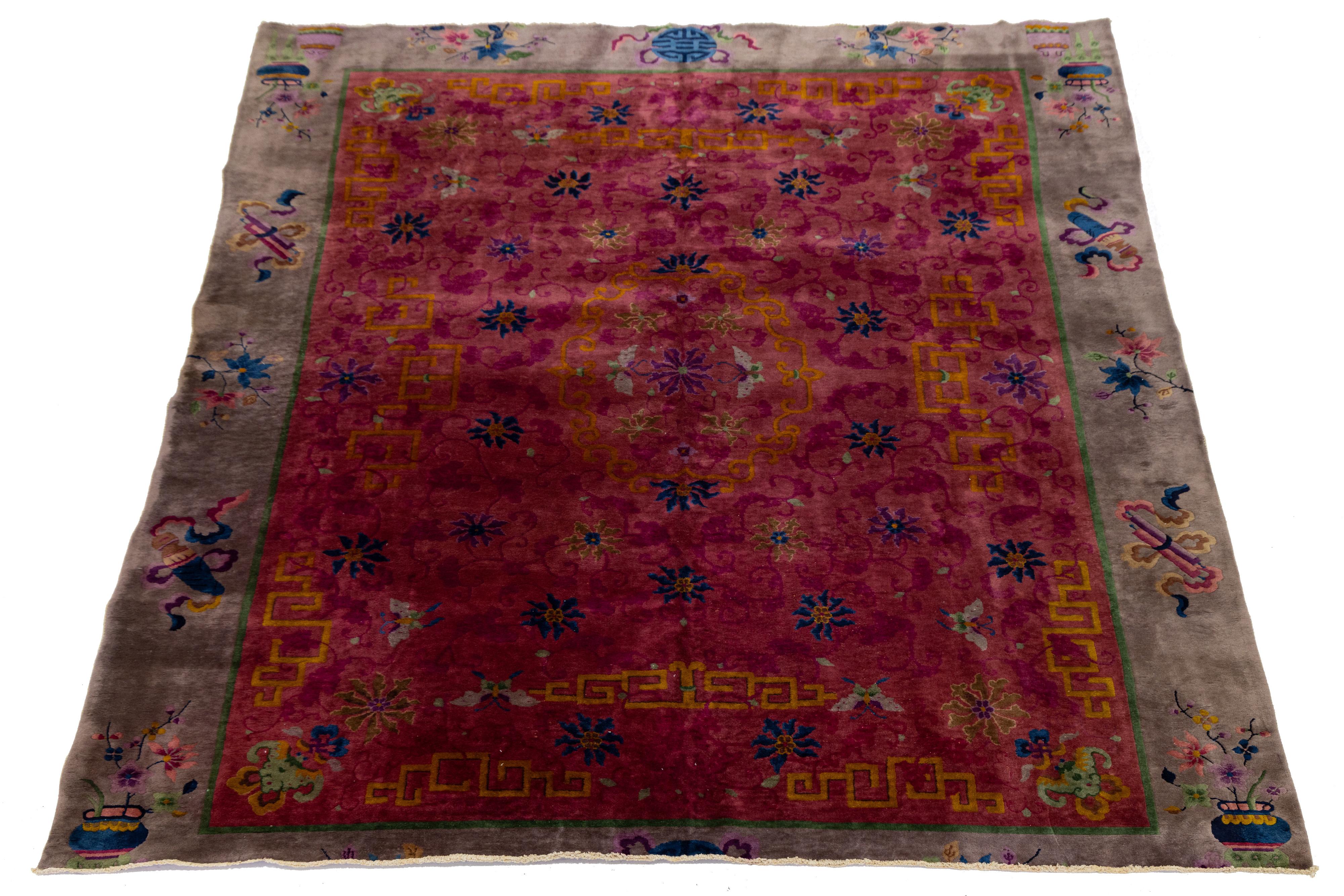 Magnifique tapis chinois Art Déco en laine nouée à la main avec un champ rouge. Ce tapis présente un cadre brun et des accents multicolores dans un magnifique motif floral chinois. 

Ce tapis mesure : 8'8 x 10'7