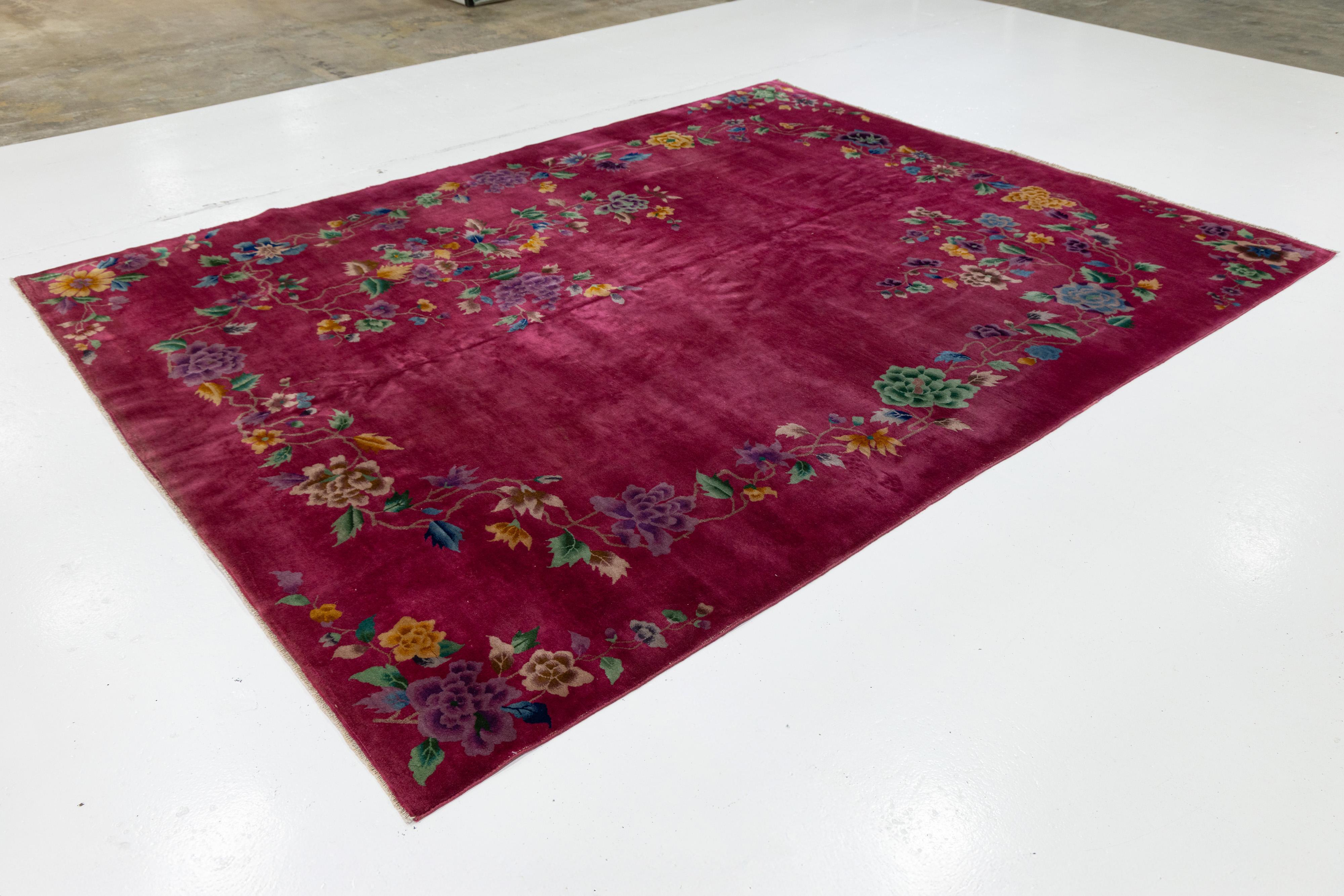 Noué à la main Tapis rouge ancien Art Déco chinois en laine à fleurs fabriqué à la main en vente