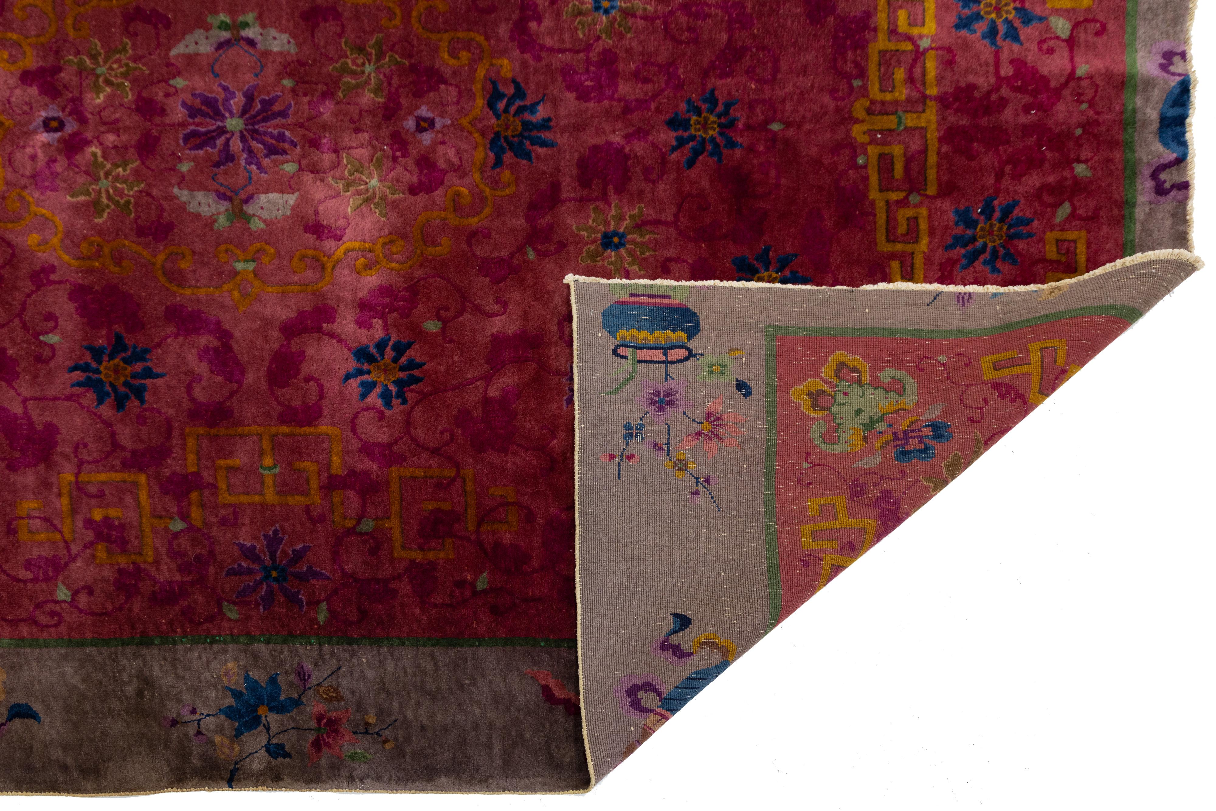 Art déco Tapis rouge ancien Art Déco chinois en laine à fleurs fabriqué à la main en vente