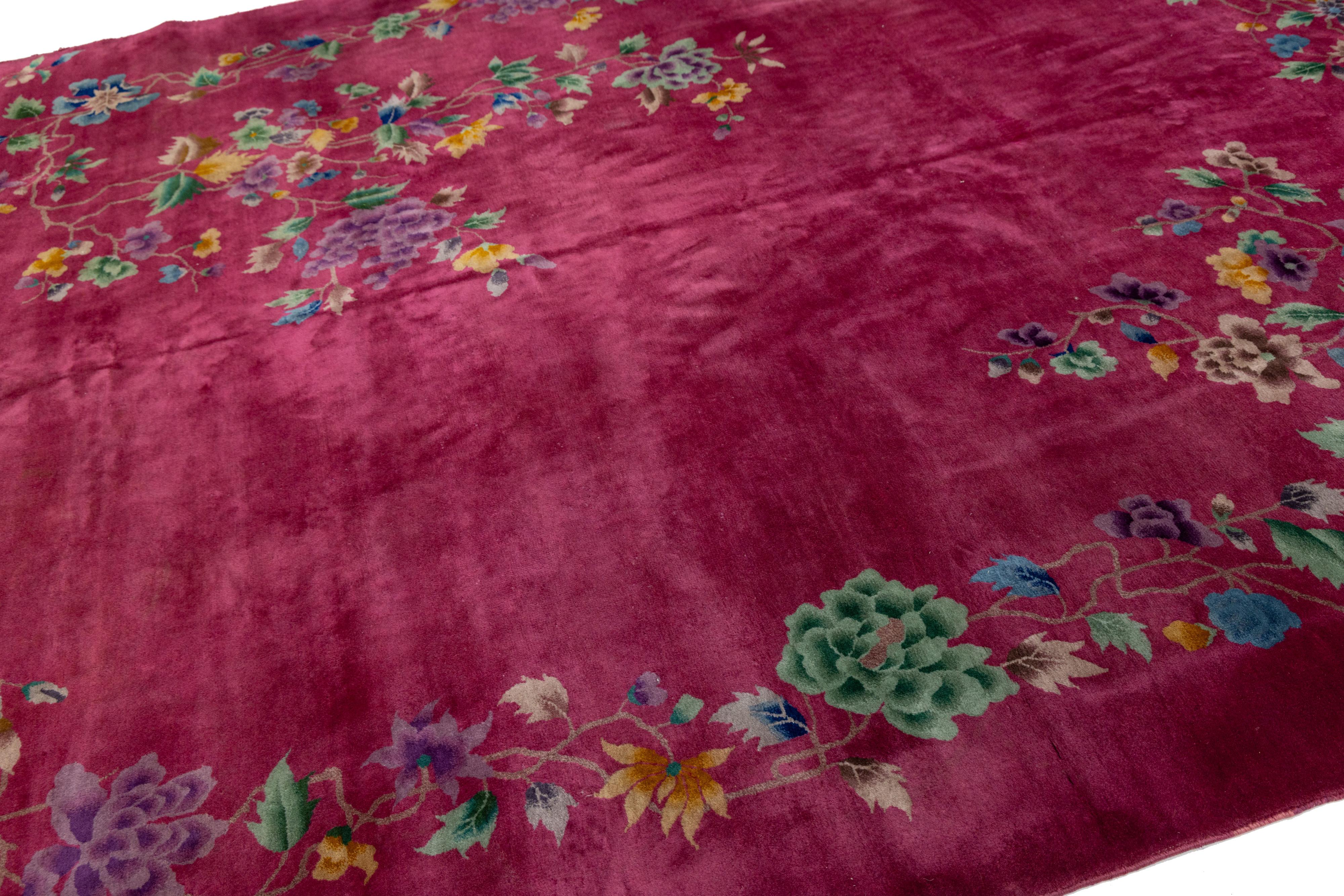 Tapis rouge ancien Art Déco chinois en laine à fleurs fabriqué à la main Bon état - En vente à Norwalk, CT