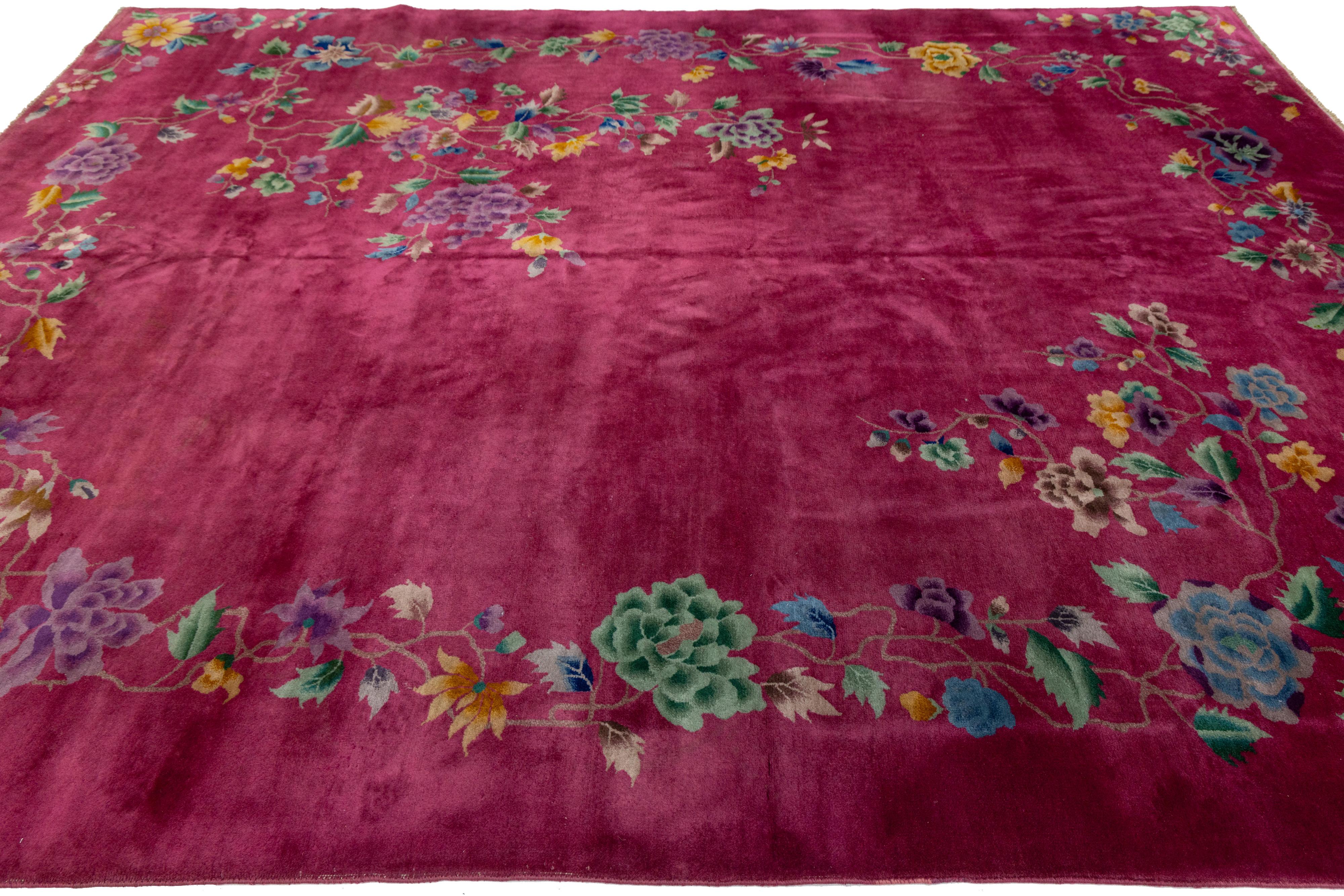 Début du 20ème siècle Tapis rouge ancien Art Déco chinois en laine à fleurs fabriqué à la main en vente
