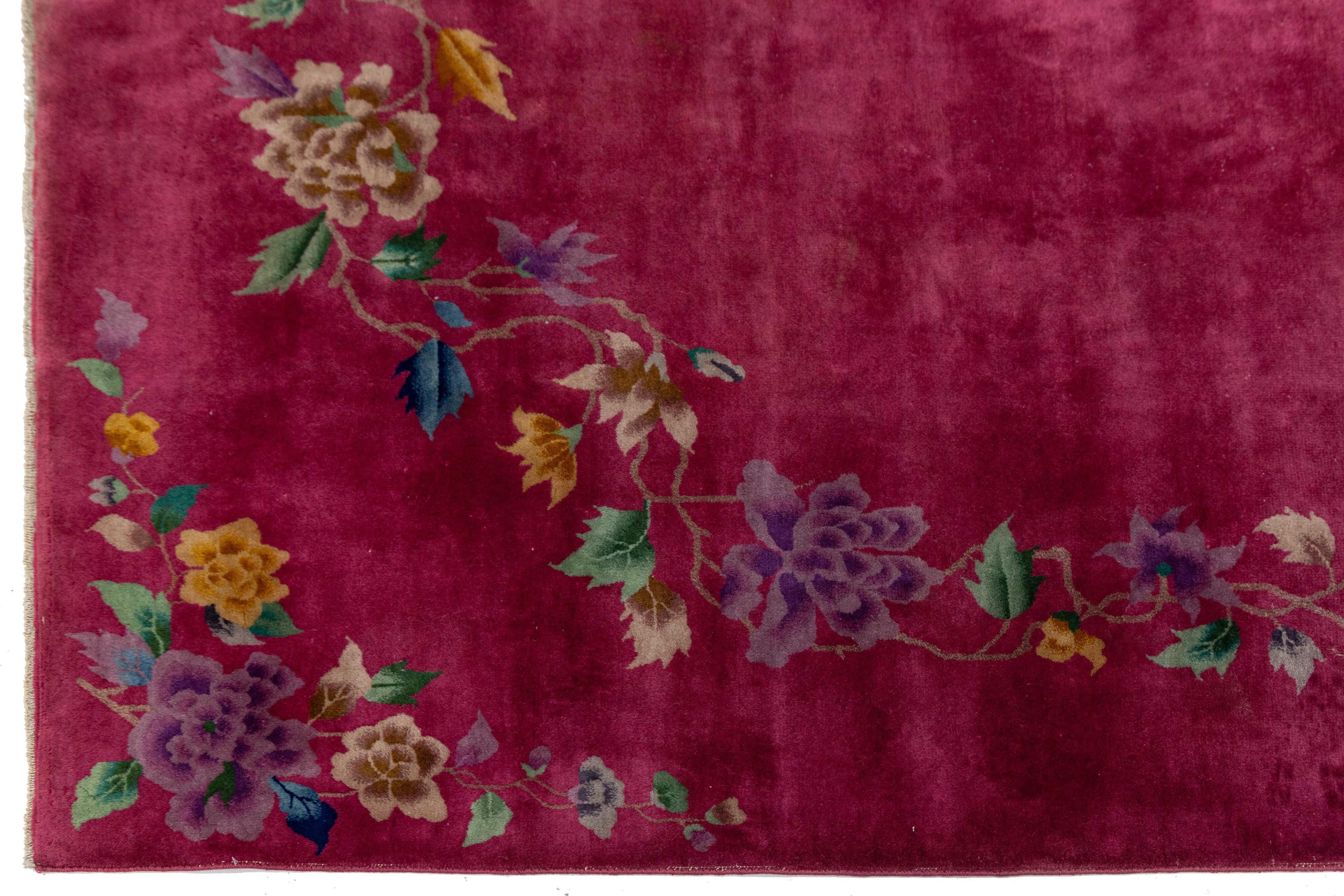 Laine Tapis rouge ancien Art Déco chinois en laine à fleurs fabriqué à la main en vente