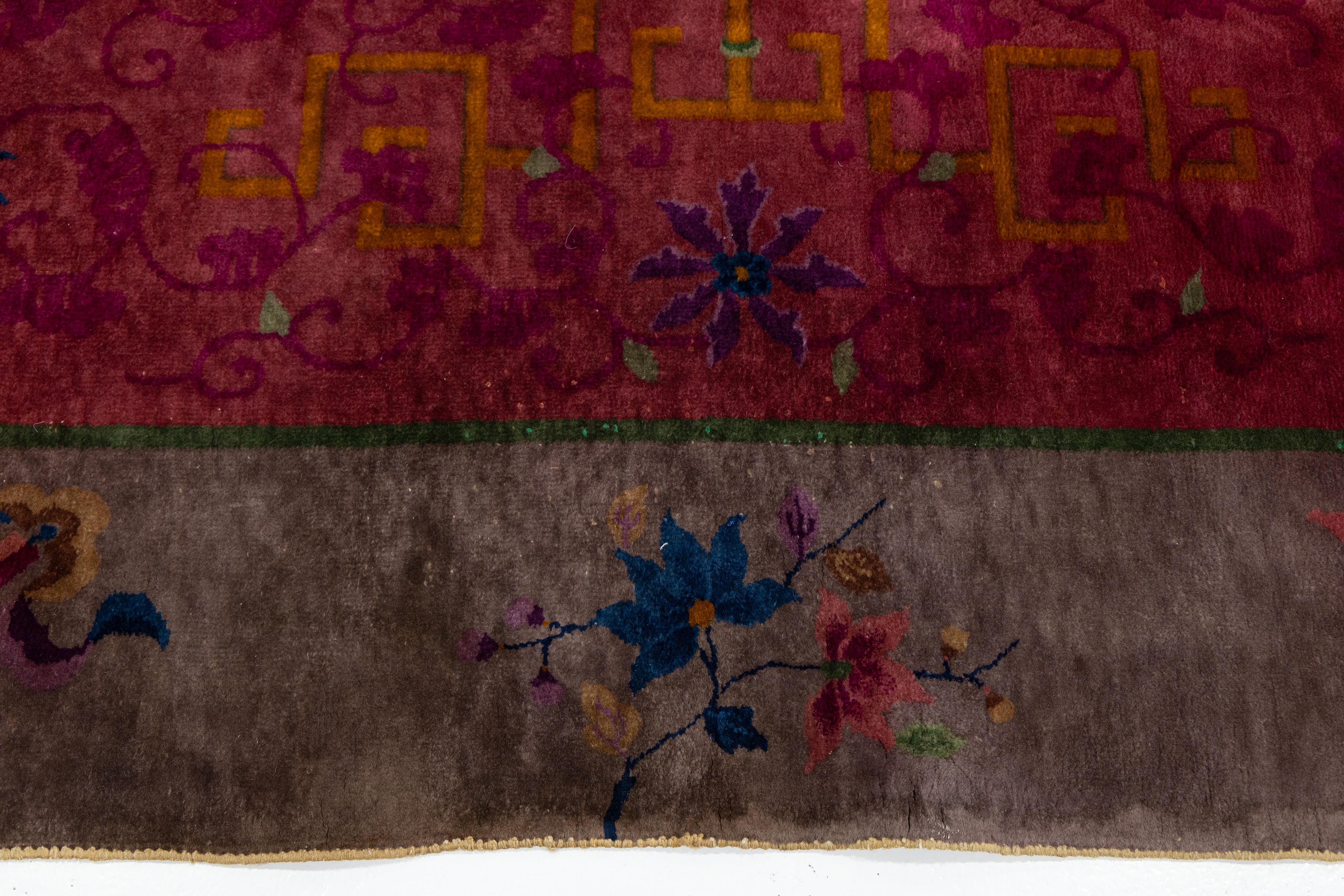Tapis rouge ancien Art Déco chinois en laine à fleurs fabriqué à la main Bon état - En vente à Norwalk, CT