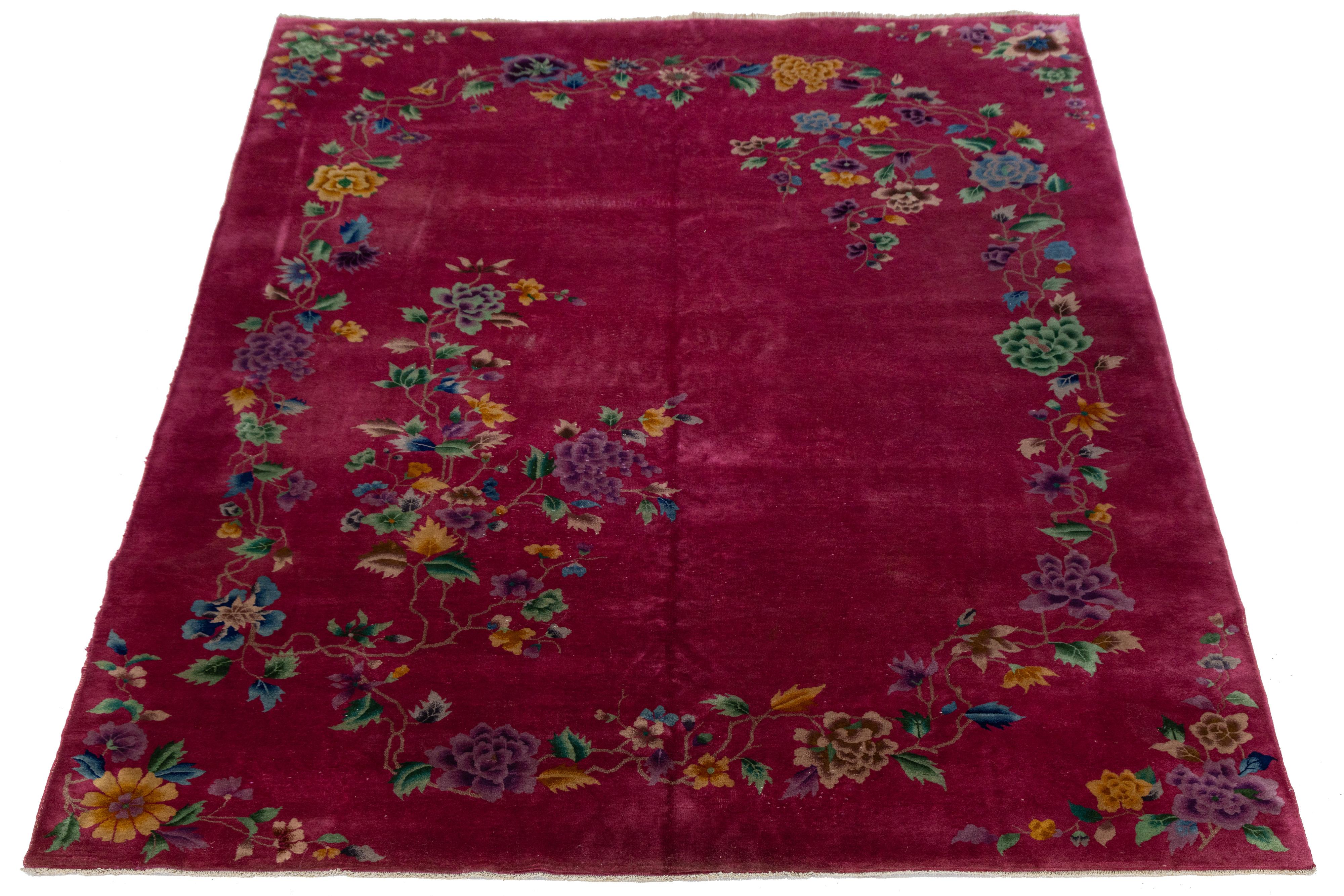 Magnifique tapis chinois Art Déco ancien en laine nouée à la main avec un champ rouge. Ce tapis chinois présente des accents multicolores dans un magnifique motif floral chinois classique.


Ce tapis mesure 8' 10