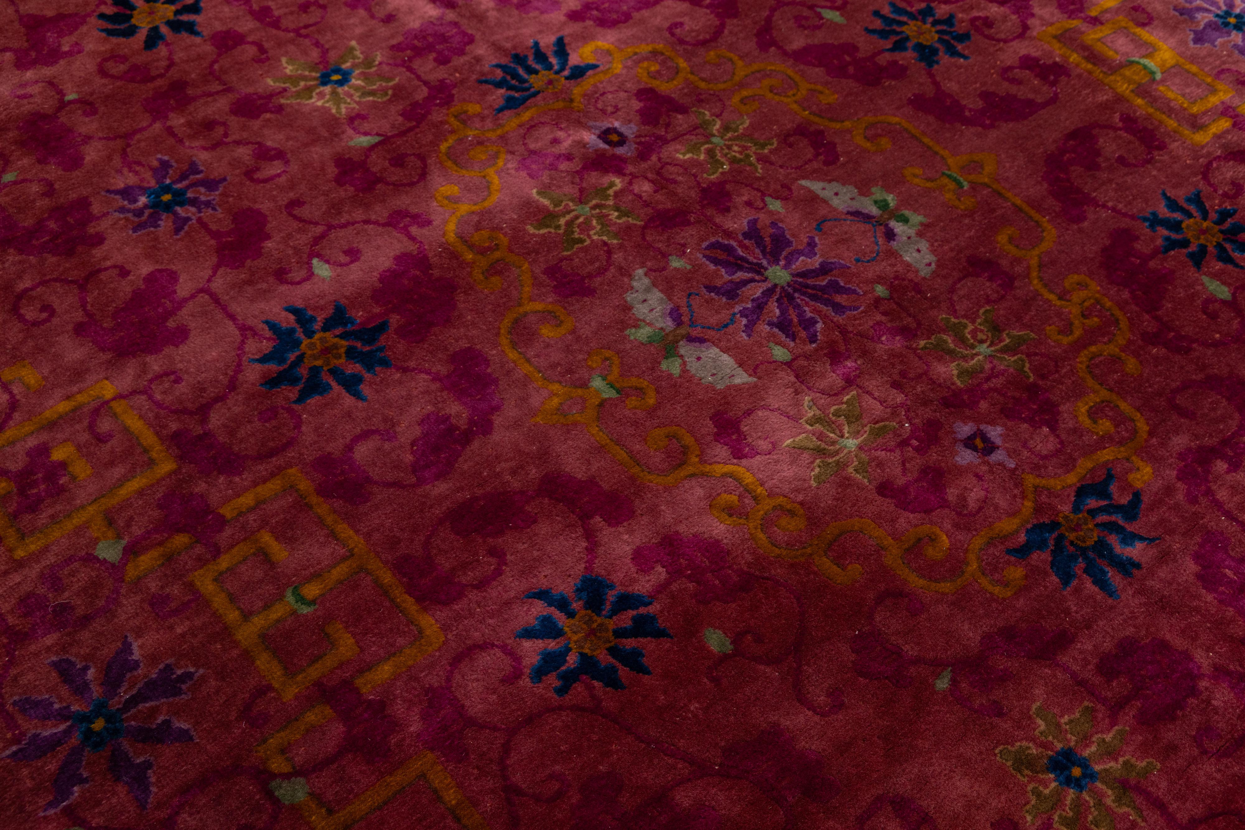 20ième siècle Tapis rouge ancien Art Déco chinois en laine à fleurs fabriqué à la main en vente