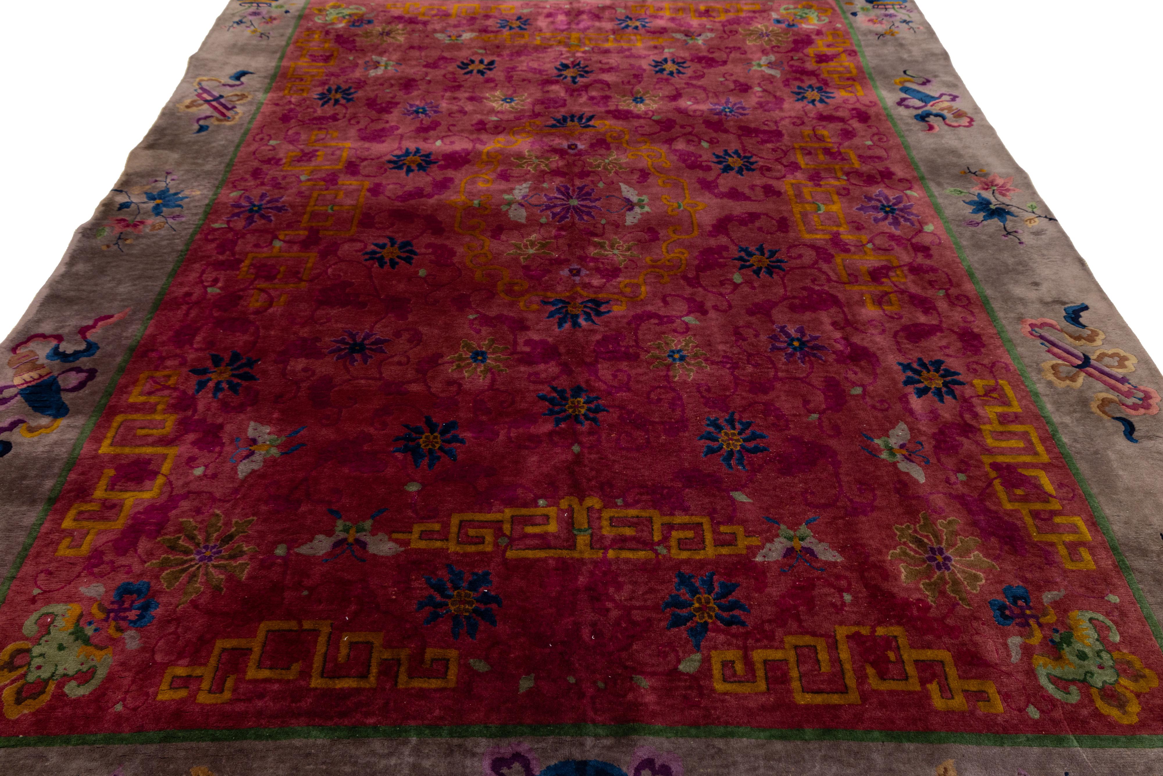 Autre Tapis rouge ancien Art Déco chinois en laine à fleurs fabriqué à la main en vente