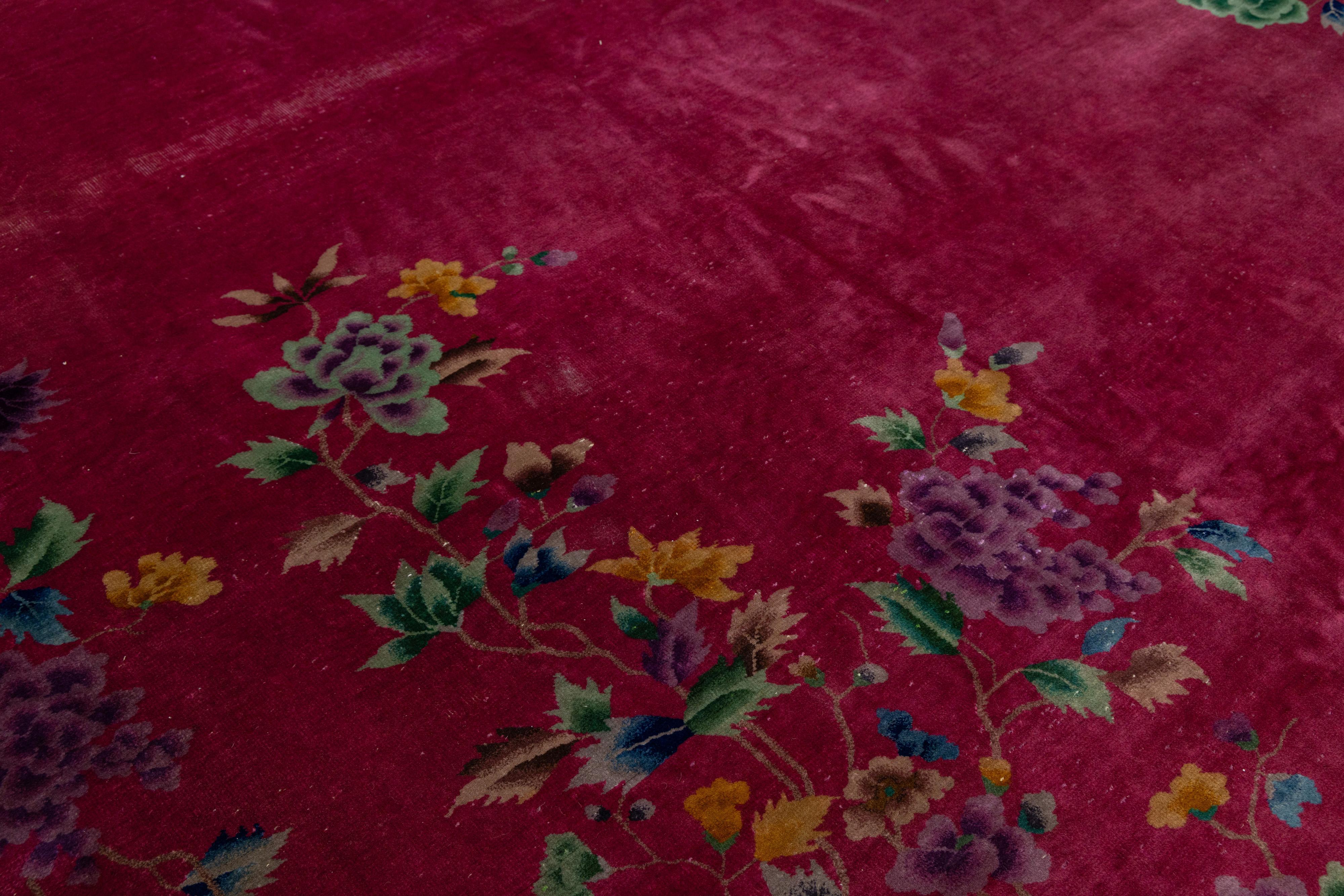 Tapis rouge ancien Art Déco chinois en laine à fleurs fabriqué à la main en vente 2