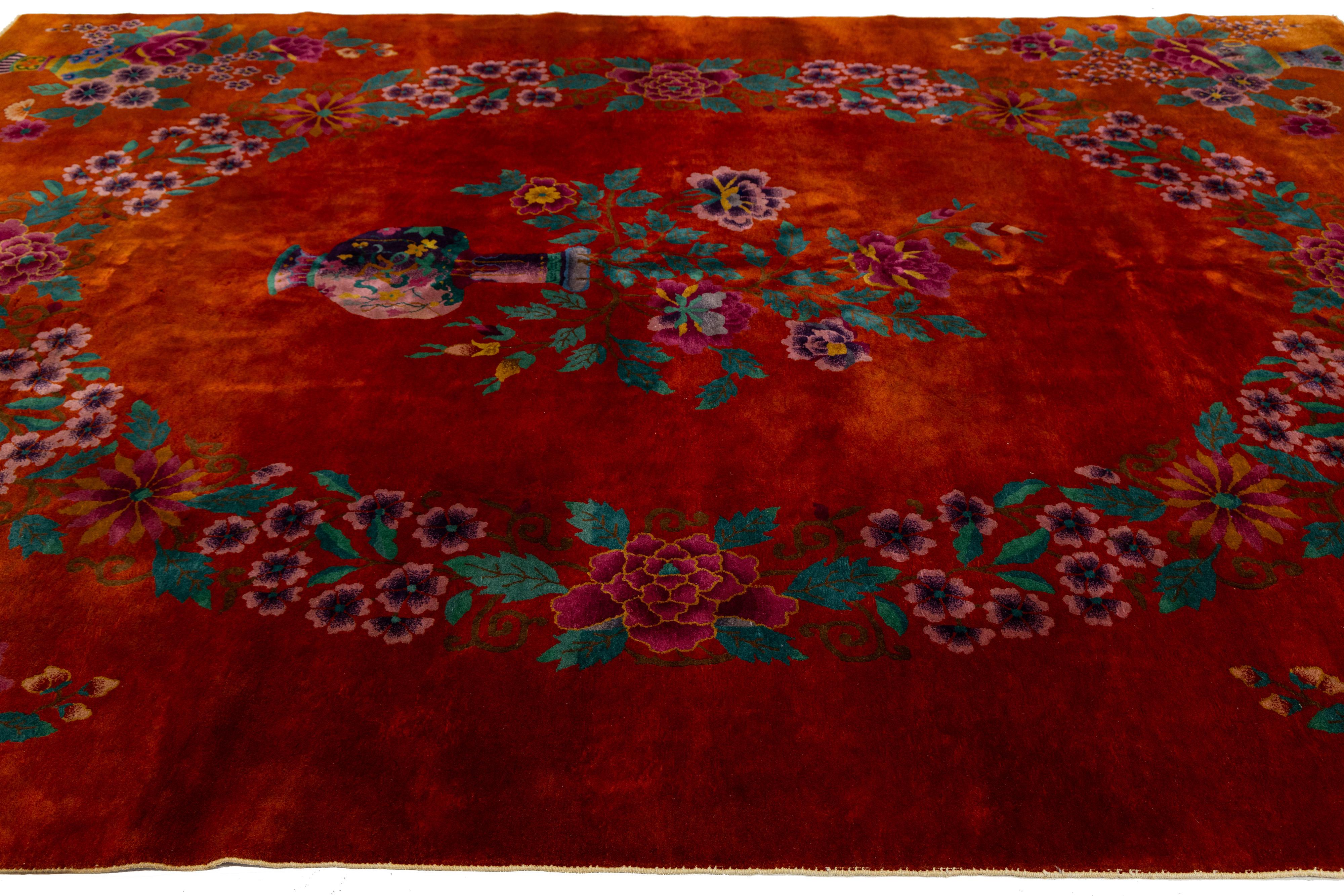 Tapis rouge Art Déco chinois fait à la main à motif floral Excellent état - En vente à Norwalk, CT