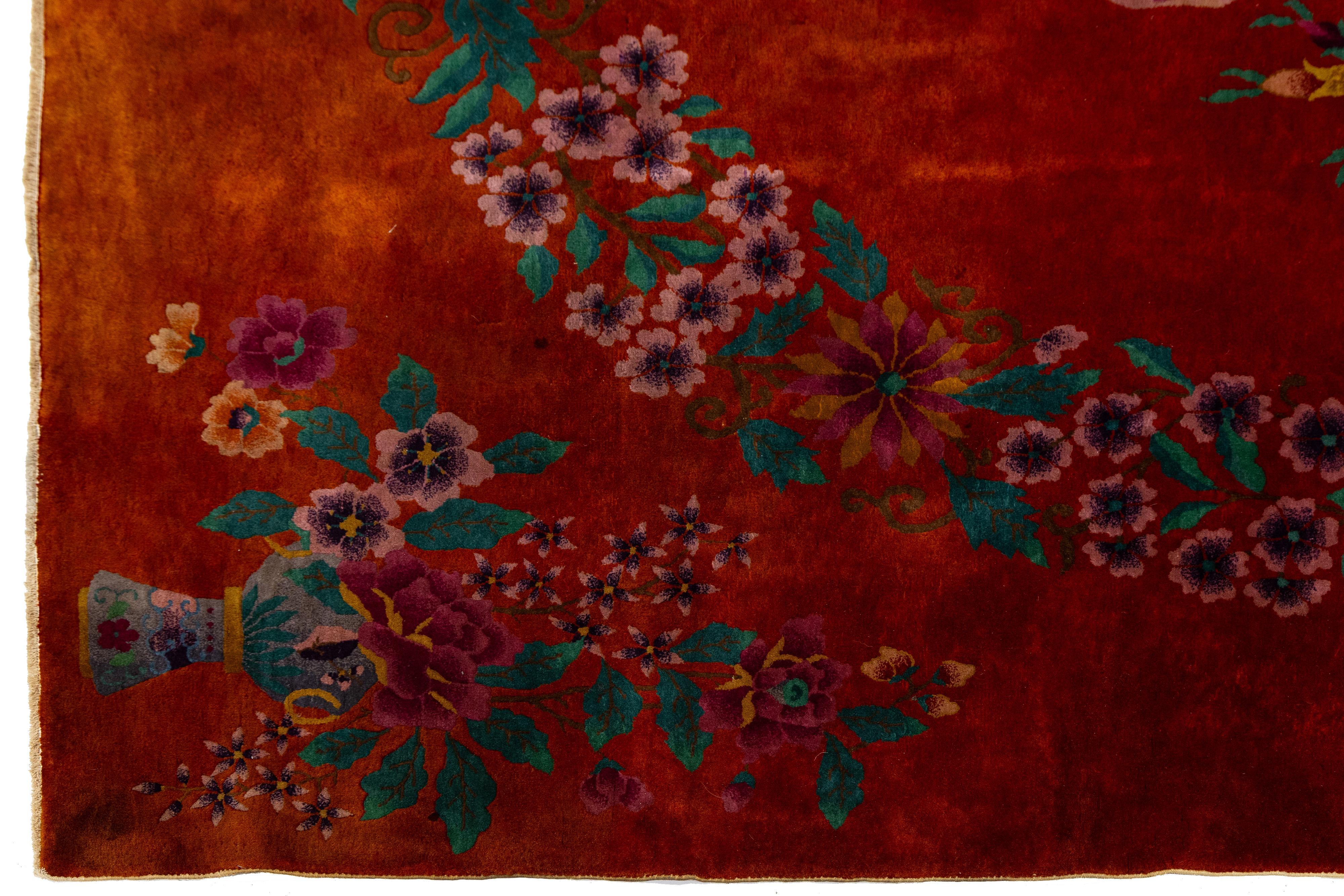 20ième siècle Tapis rouge Art Déco chinois fait à la main à motif floral en vente