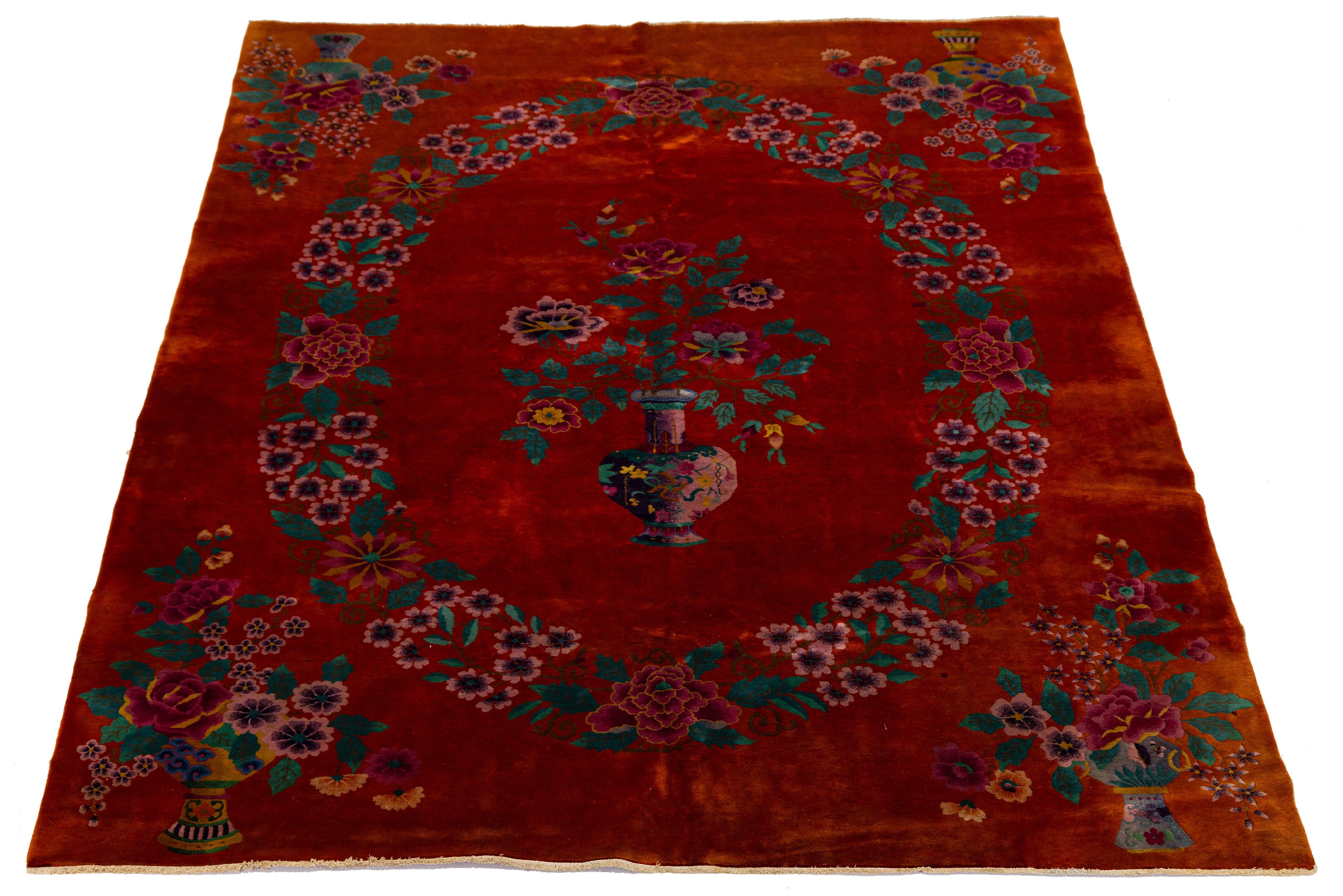 Autre Tapis rouge Art Déco chinois fait à la main à motif floral en vente