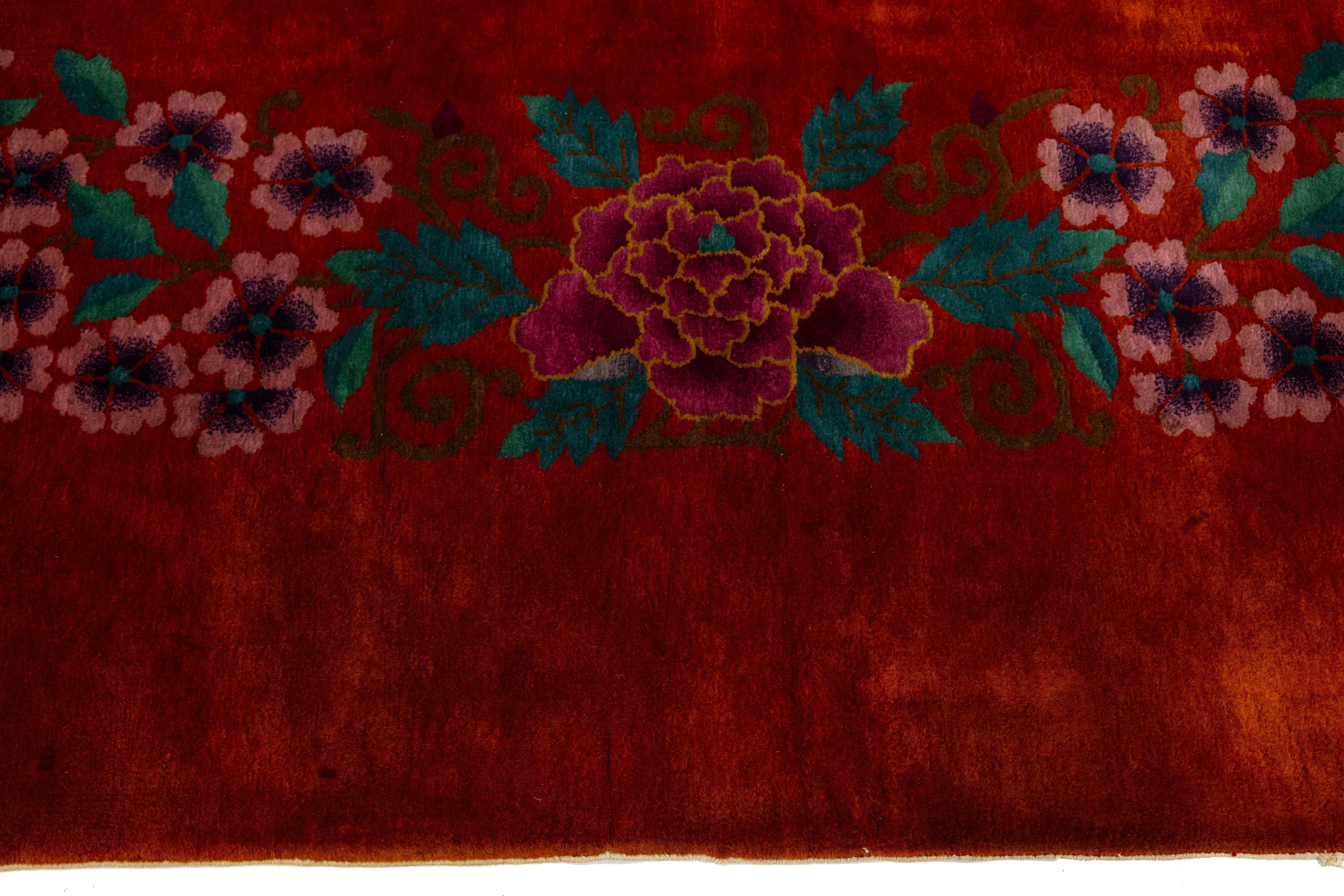 Tapis rouge Art Déco chinois fait à la main à motif floral en vente 2