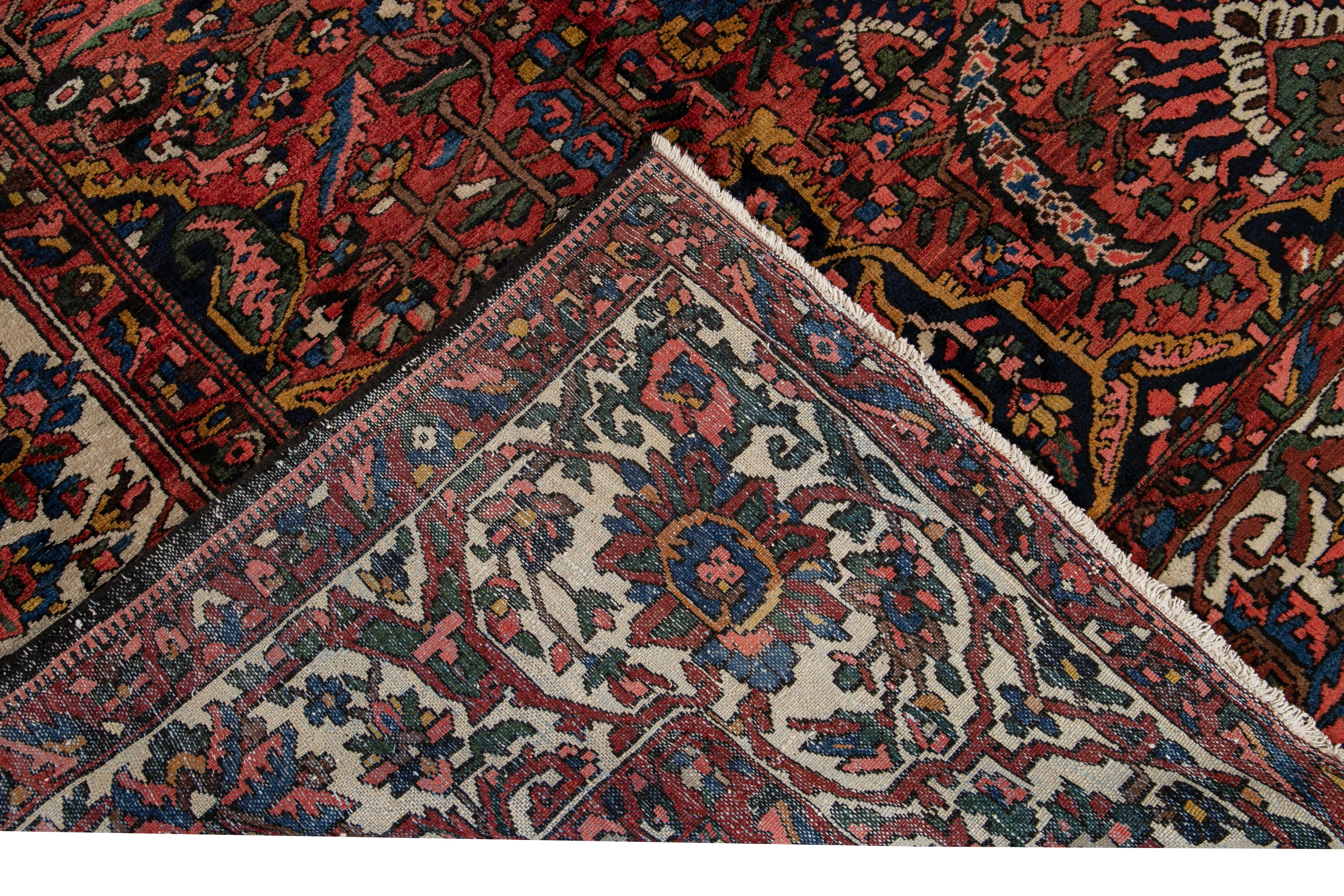 Magnifique tapis ancien surdimensionné en laine Bakhtiari nouée à la main avec un champ rouille. Ce tapis Bakhtiari a un cadre ivoire et des accents multicolores dans un magnifique médaillon central à motif floral Botanica.

Ce tapis mesure 11'6