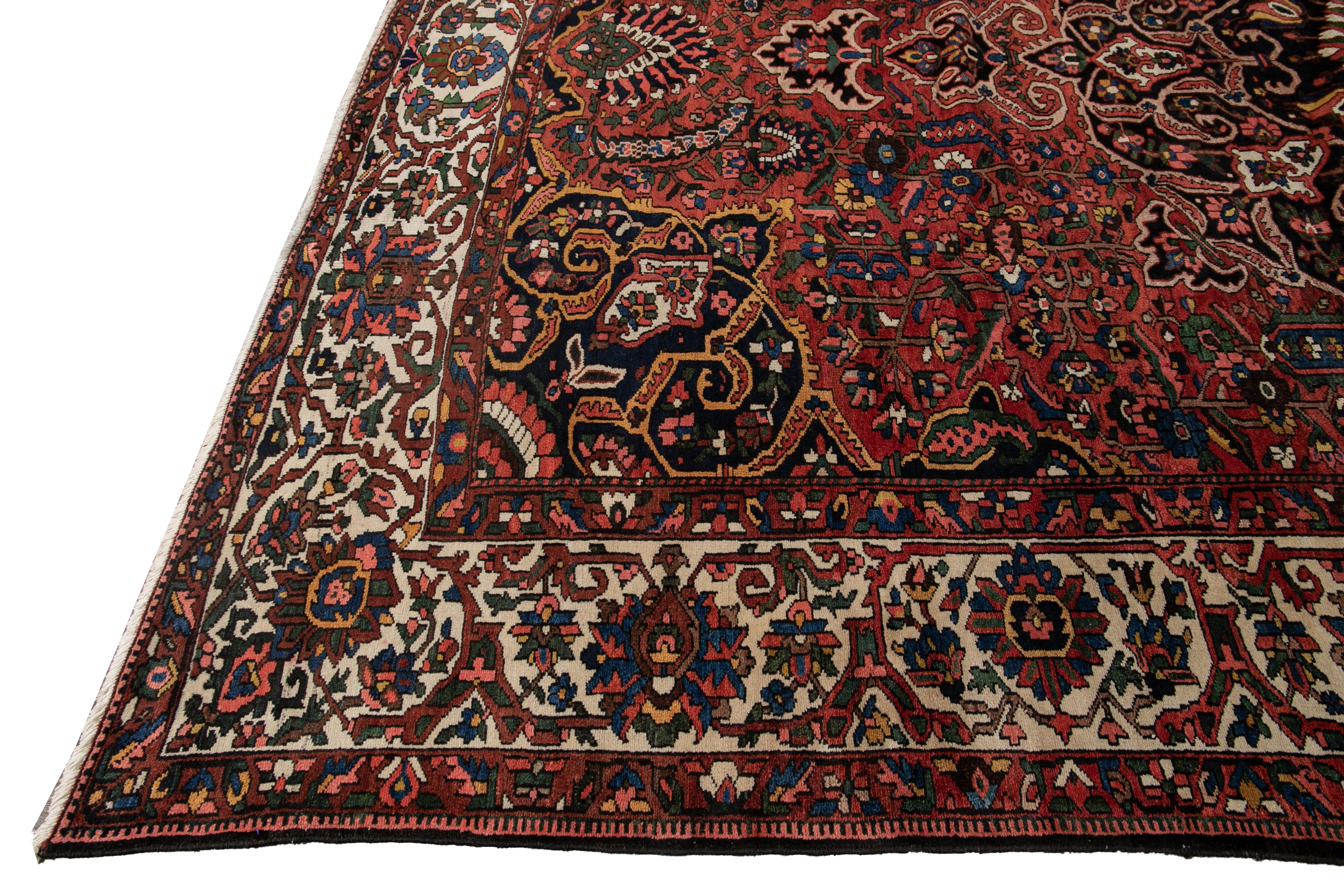 Perse Tapis en laine rouge antique Bakhtiari surdimensionné fait à la main en vente