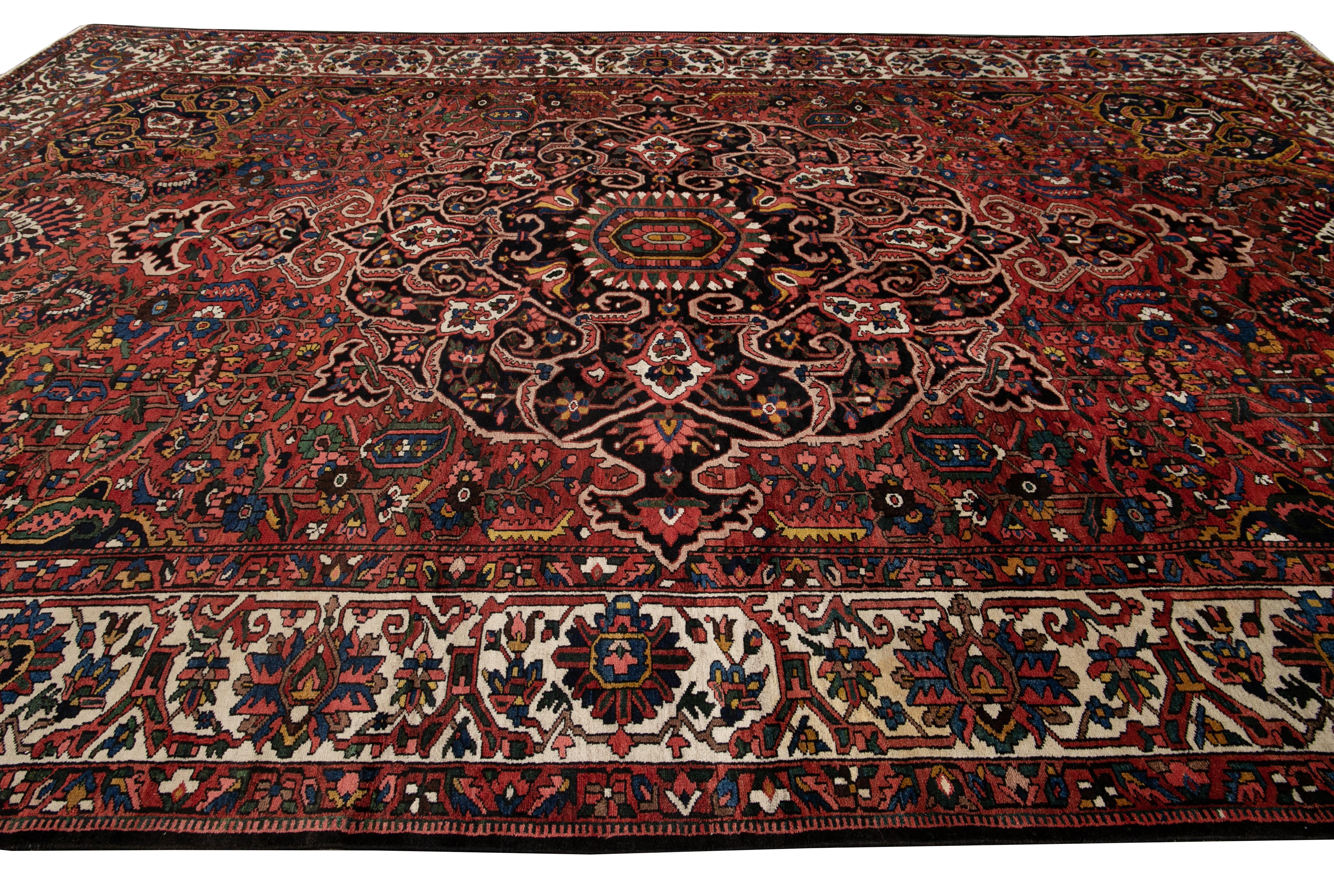 20ième siècle Tapis en laine rouge antique Bakhtiari surdimensionné fait à la main en vente