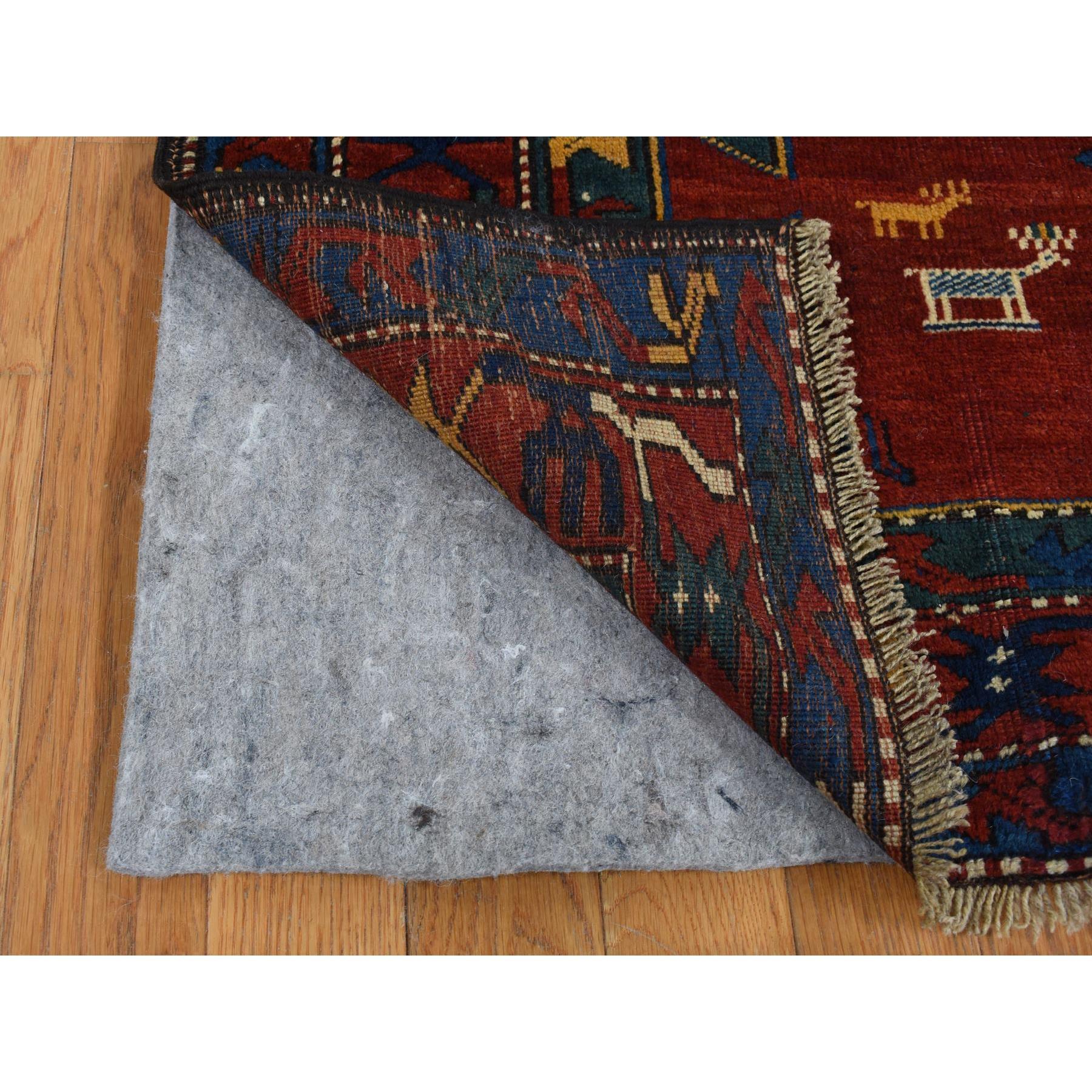 Roter antiker kaukasischer, armenischer, handgeknüpfter, sauberer, signierter und datierter Teppich aus reiner Wolle (Mittelalterlich) im Angebot