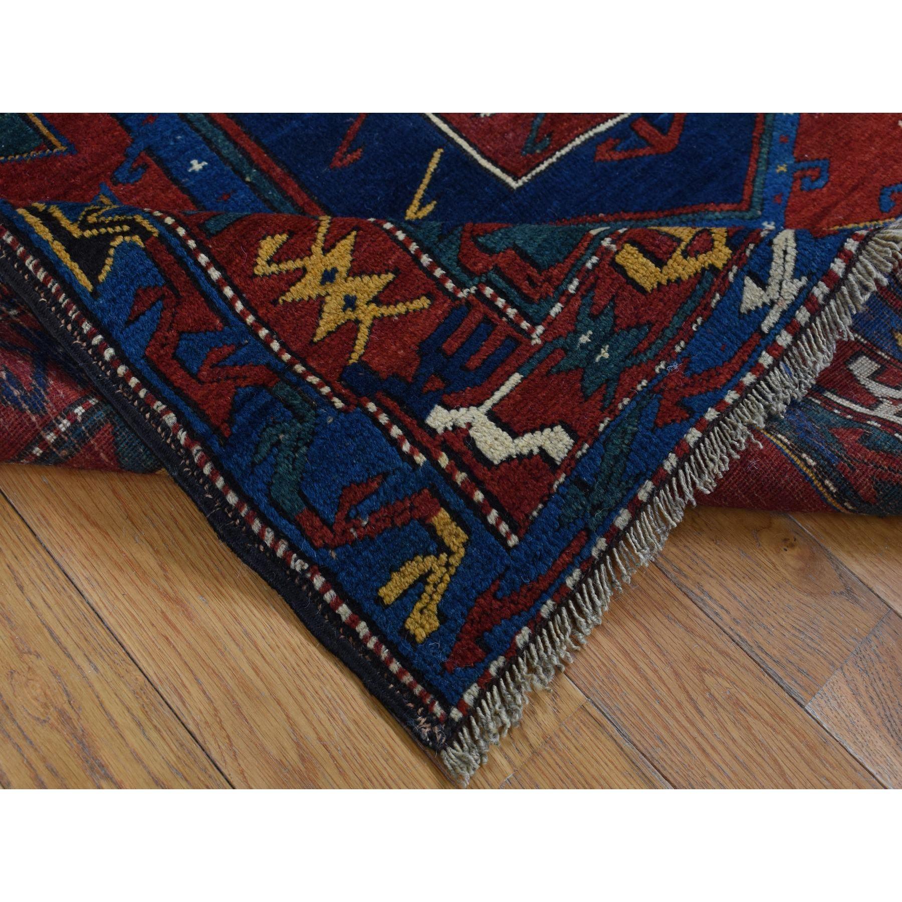 Roter antiker kaukasischer, armenischer, handgeknüpfter, sauberer, signierter und datierter Teppich aus reiner Wolle (Armenisch) im Angebot