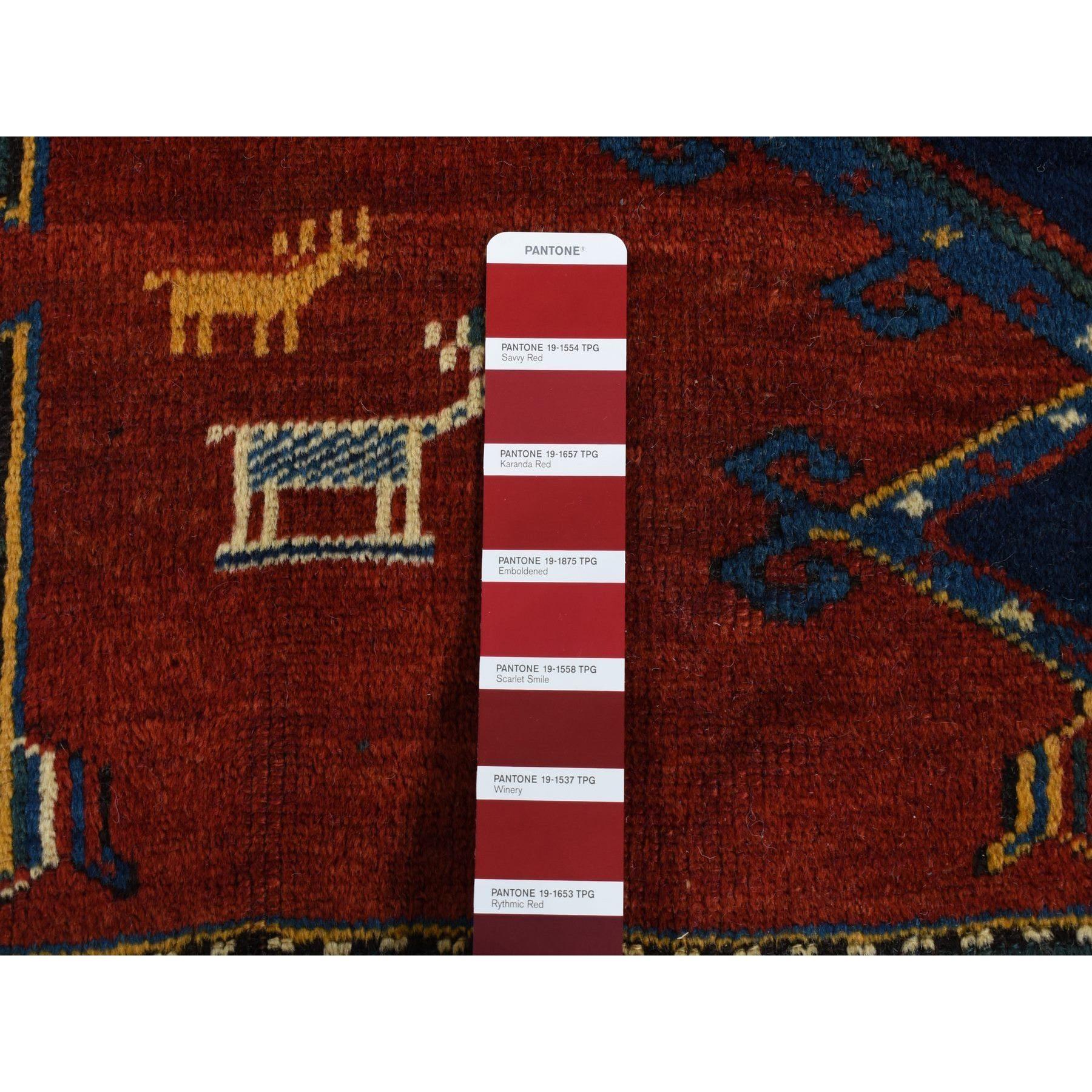 Roter antiker kaukasischer, armenischer, handgeknüpfter, sauberer, signierter und datierter Teppich aus reiner Wolle (Handgeknüpft) im Angebot