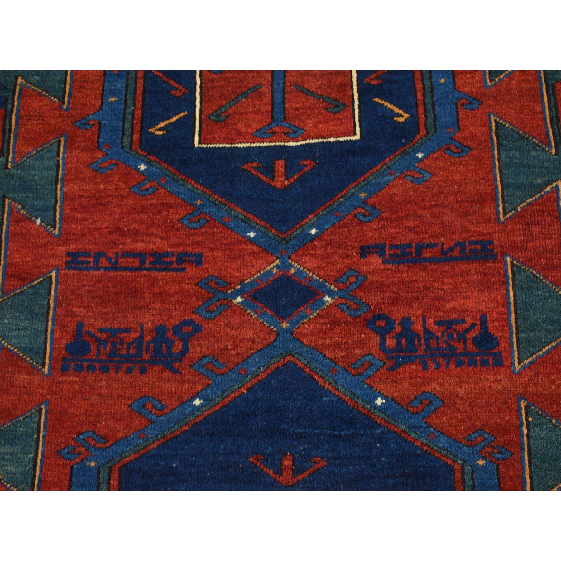 Roter antiker kaukasischer, armenischer, handgeknüpfter, sauberer, signierter und datierter Teppich aus reiner Wolle im Zustand „Hervorragend“ im Angebot in Carlstadt, NJ
